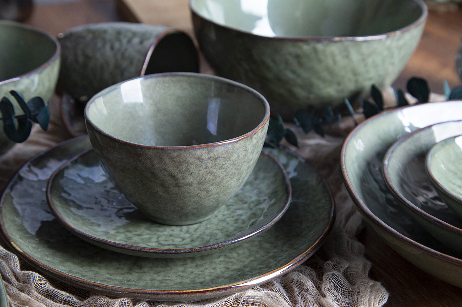 CHANGSHA HAPPY GO Unique Shaped Red Reactive Glaze Ceramic Tableware |happygodinnerware.com