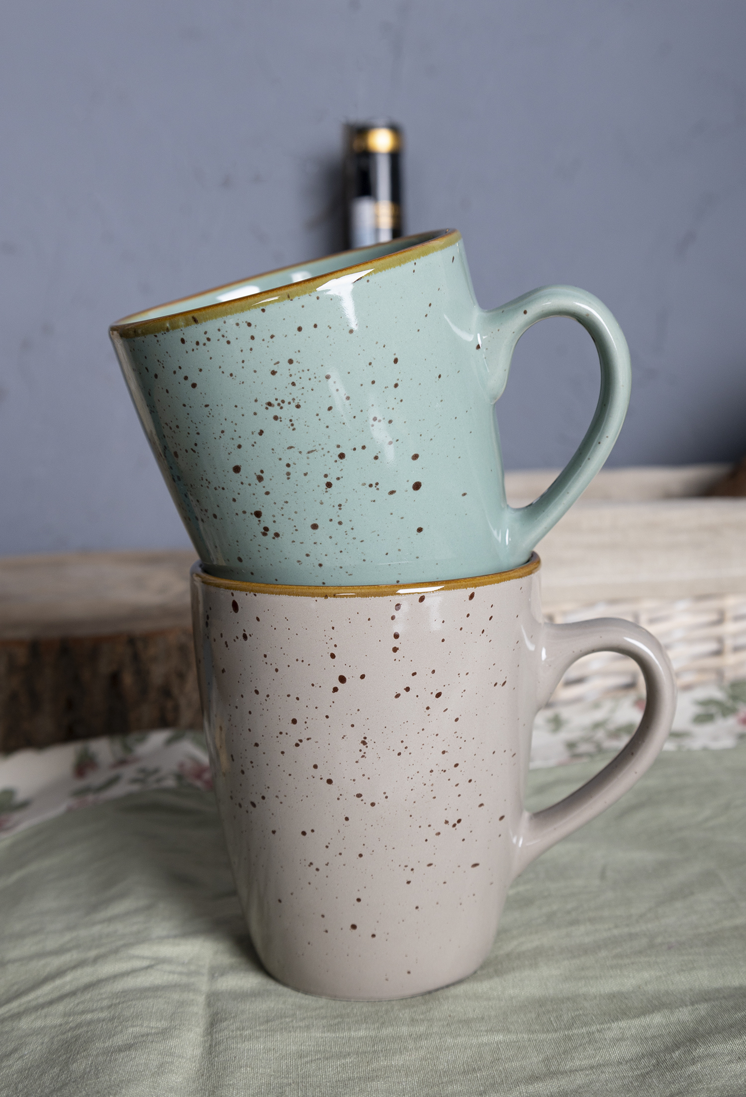 CHANGSHA HAPPY GO Rustic Speckled Stoneware Dinner Set with Dual-Color Reactive Glaze and Earthy Gold Rim |happygodinnerware.com