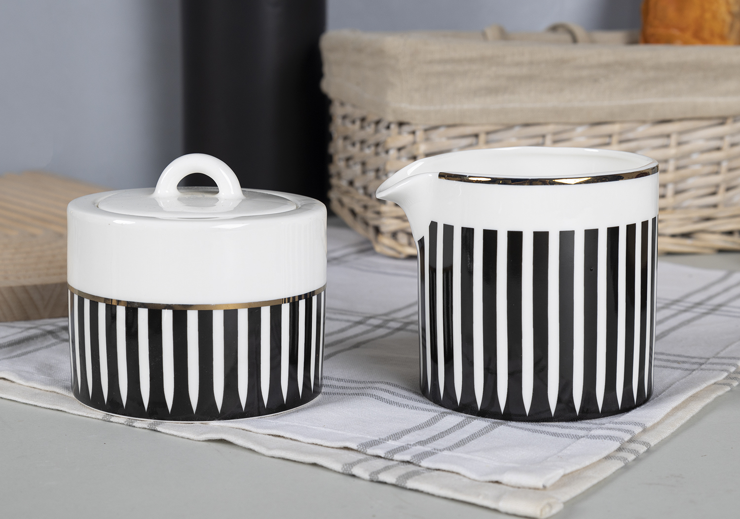 CHANGSHA HAPPY GO Striped Bone China Decal Dinnerware Set with Folded Rim Detail – Elegant Modern Contrast Set |happygodinnerware.com