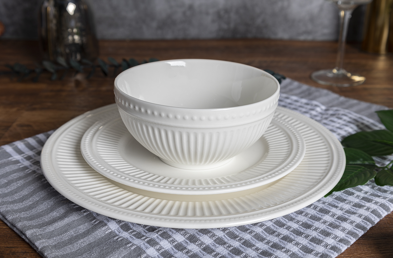 CHANGSHA HAPPY GO Refined White Bone China Tableware with Delicate Vertical Embossing for Contemporary Dining |happygodinnerware.com