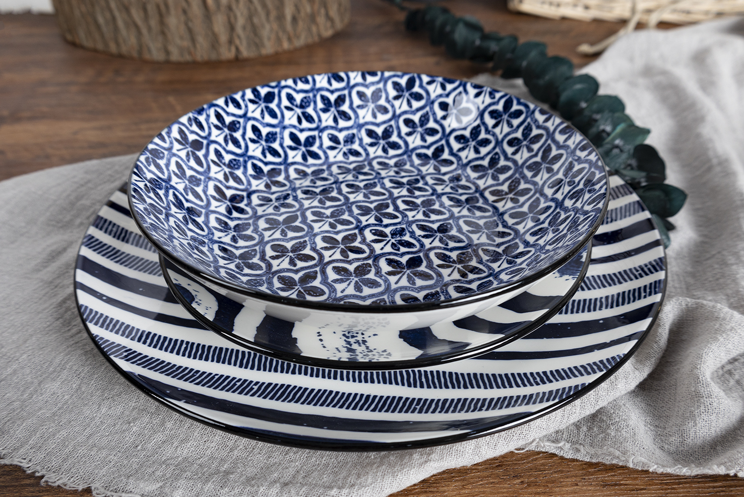 CHANGSHA HAPPY GO  Contemporary Blue and White Contrast Porcelain Dinnerware Set with Artistic Line Designs   |happygodinnerware.com