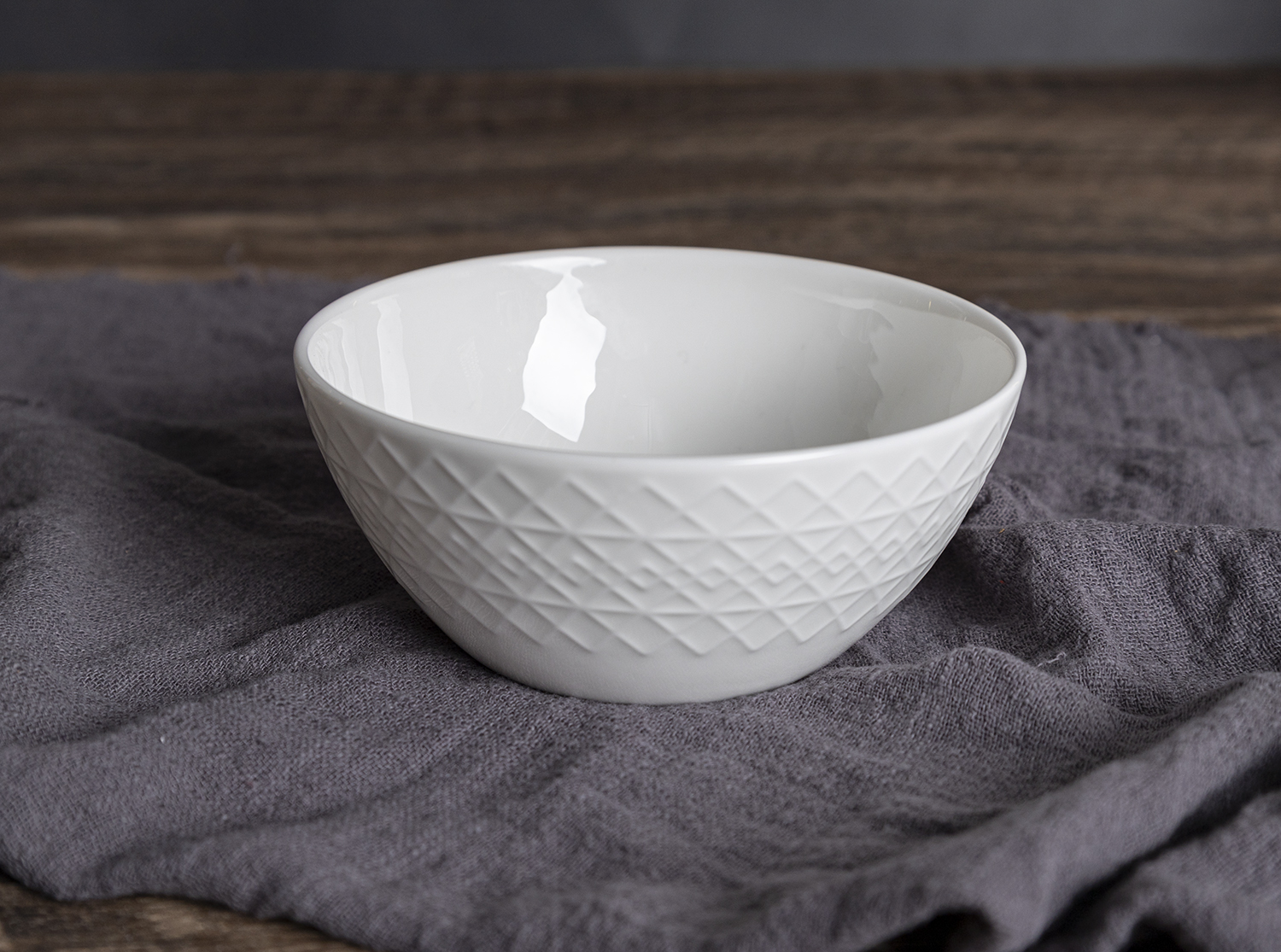 CHANGSHA HAPPY GO Diamond-Pattern Embossed Bone China Dinner Set with Glossy Finish for Luxury Kitchen and Restaurant Use |happygodinnerware.com
