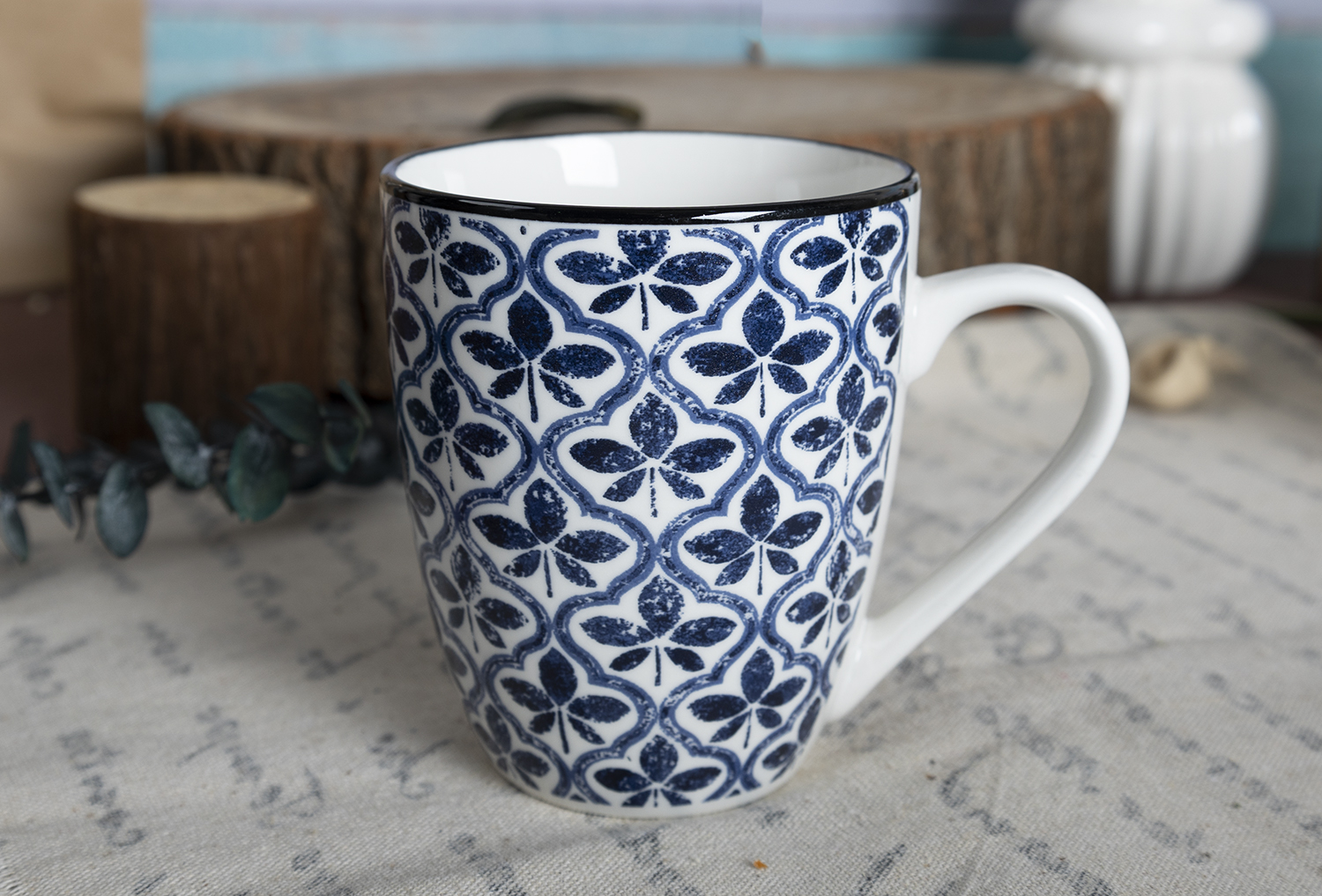 CHANGSHA HAPPY GO  Contemporary Blue and White Contrast Porcelain Dinnerware Set with Artistic Line Designs   |happygodinnerware.com