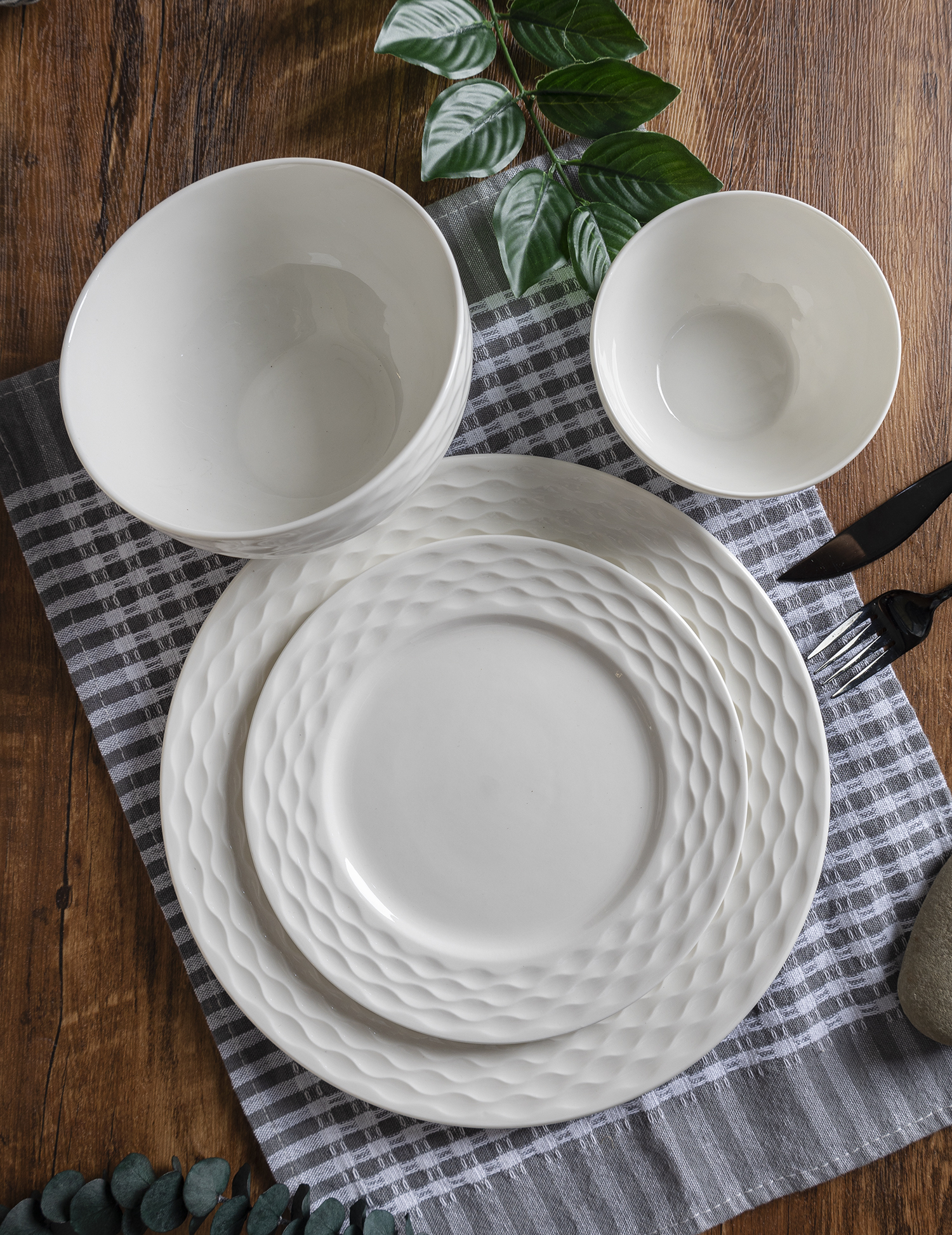 CHANGSHA HAPPY GO Modern Ripple-Textured Bone China Dinner Set with Wave Embossed Surface – Elegant White  |happygodinnerware.com