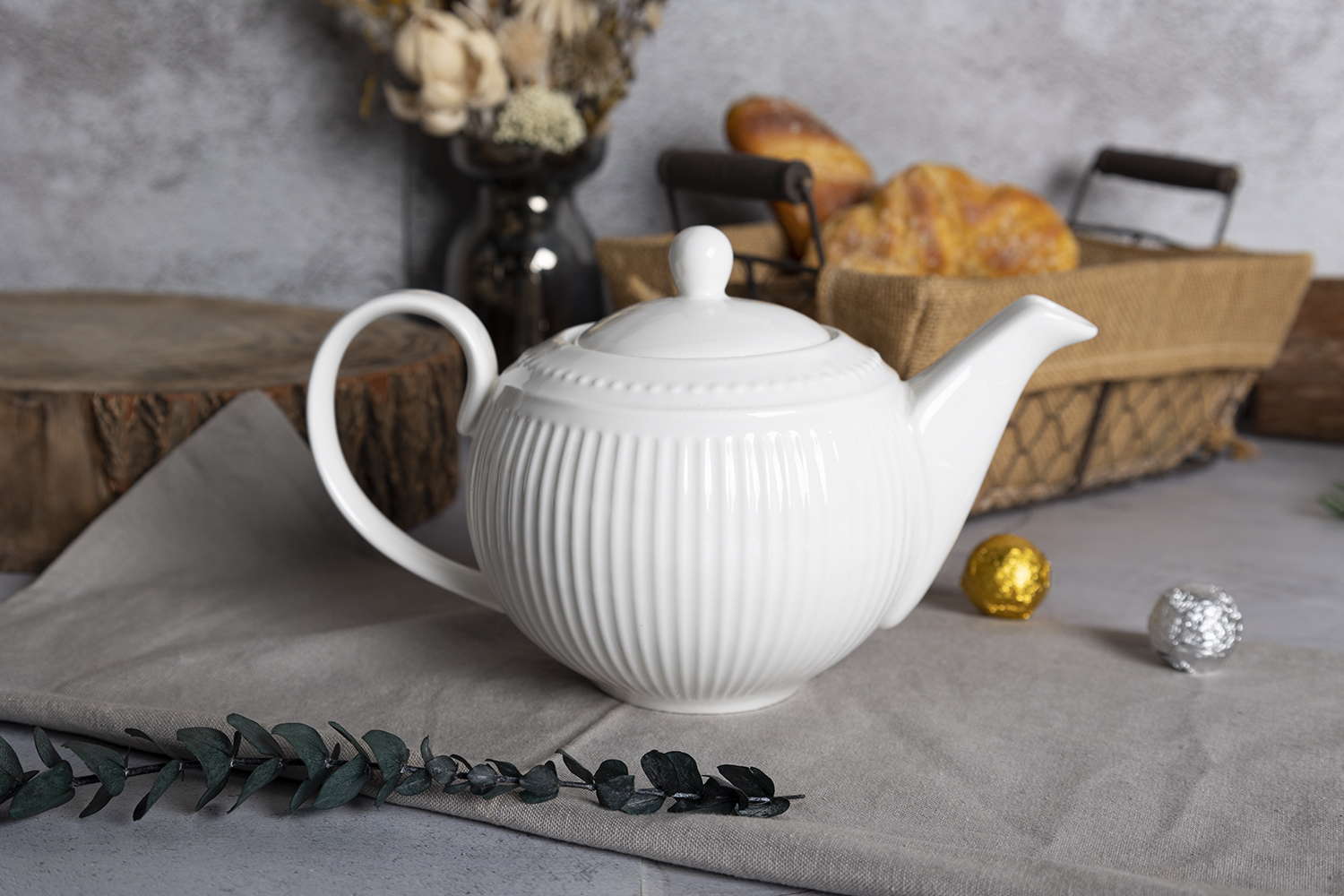 CHANGSHA HAPPY GO Elegant White Embossed Bone China Dinnerware Set with Radiant Linear Pattern for Modern Dining |happygodinnerware.com