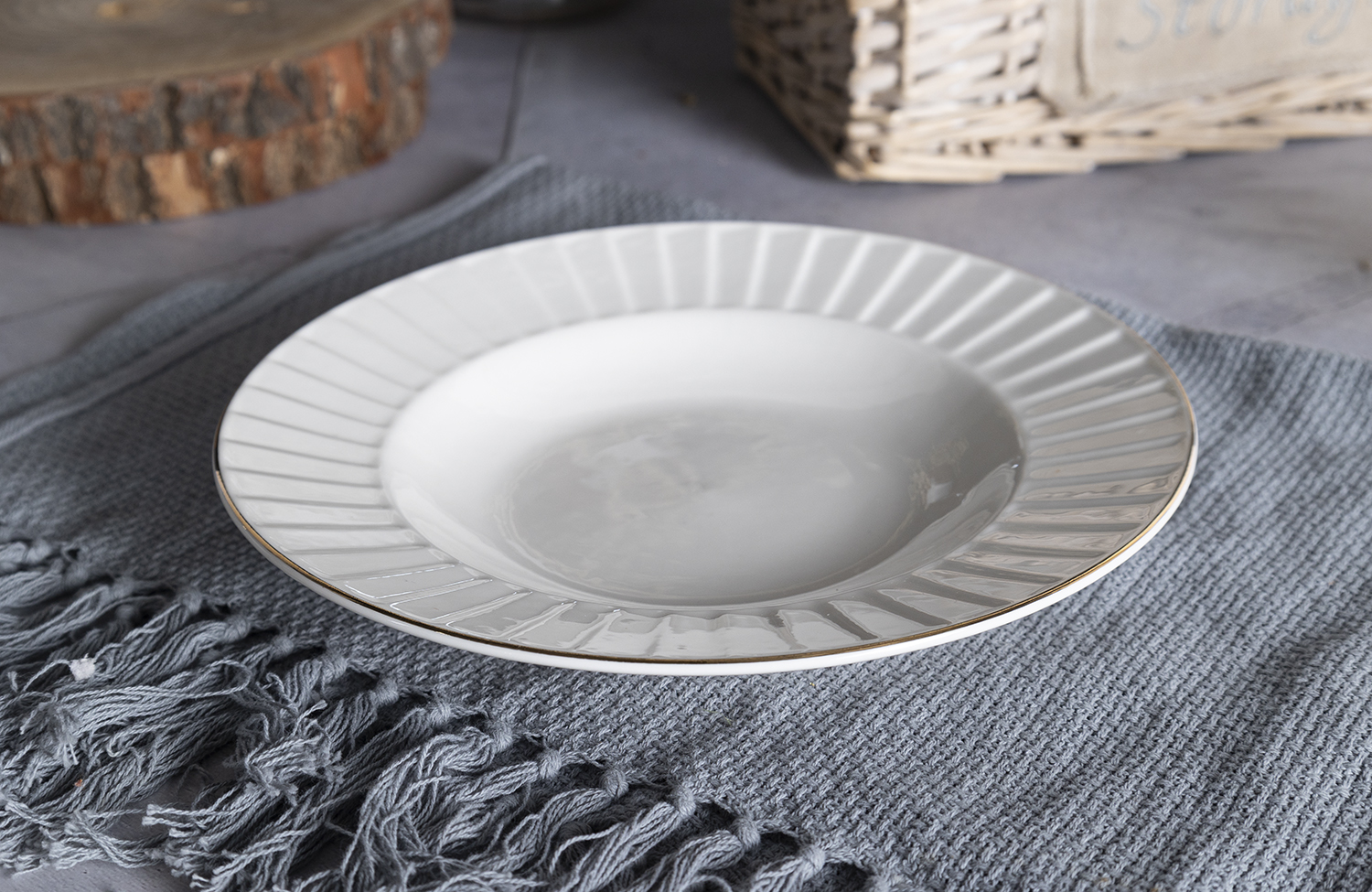 CHANGSHA HAPPY GO Classic White Bone China Dinnerware Set with Vertical Flute Embossing and Gold Rim – Elegant 18-Piece Table Set  |happygodinnerware.com