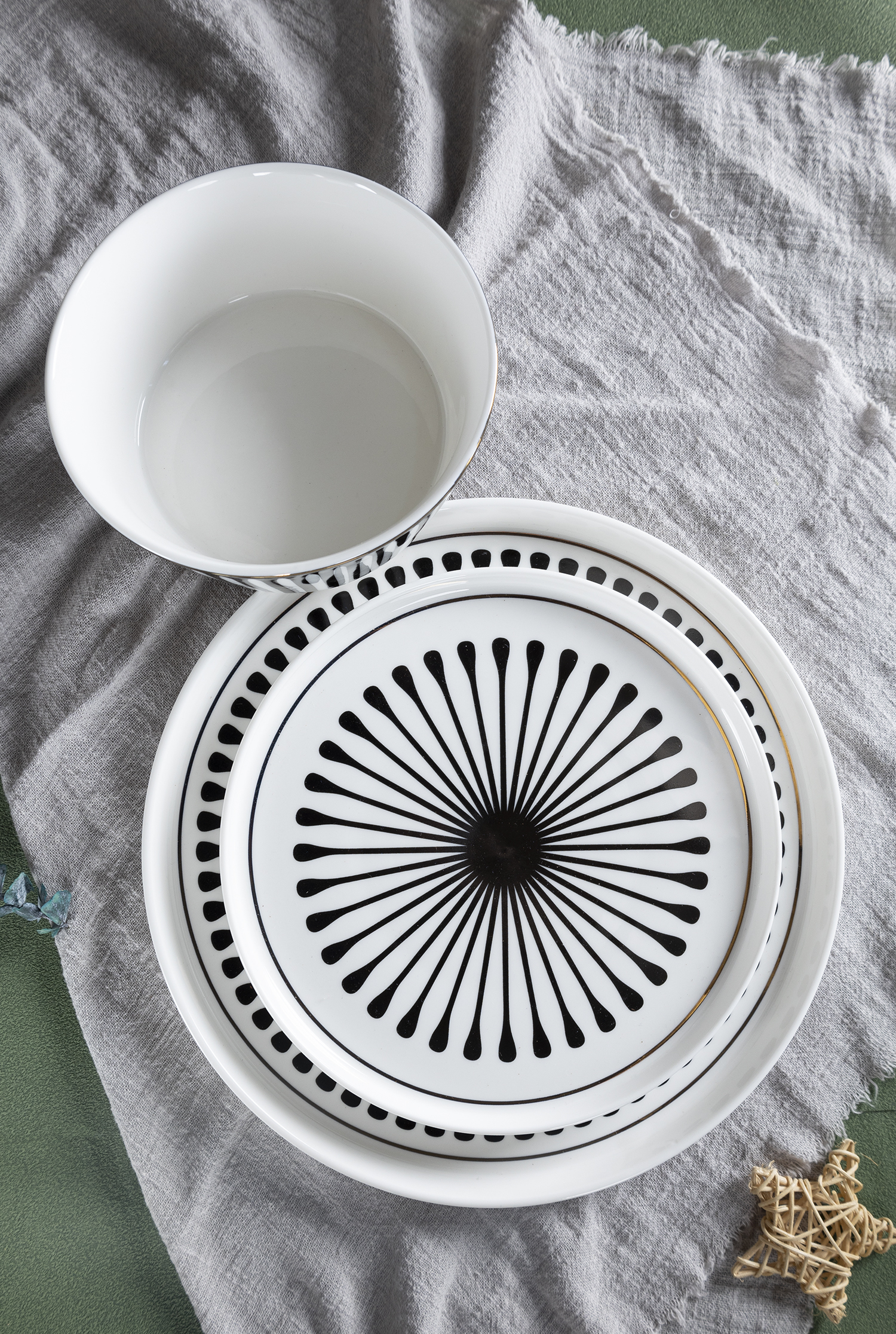 CHANGSHA HAPPY GO Black and White Stripe Bone China Dinnerware Set with Vertical Rim – Bold Contrast Table Set |happygodinnerware.com