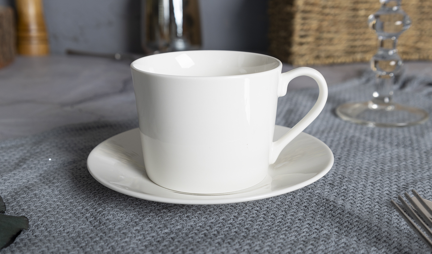 CHANGSHA HAPPY GO Minimalist White Bone China Tableware Set with Folded Edge Design for Contemporary Dining Aesthetics |happygodinnerware.com