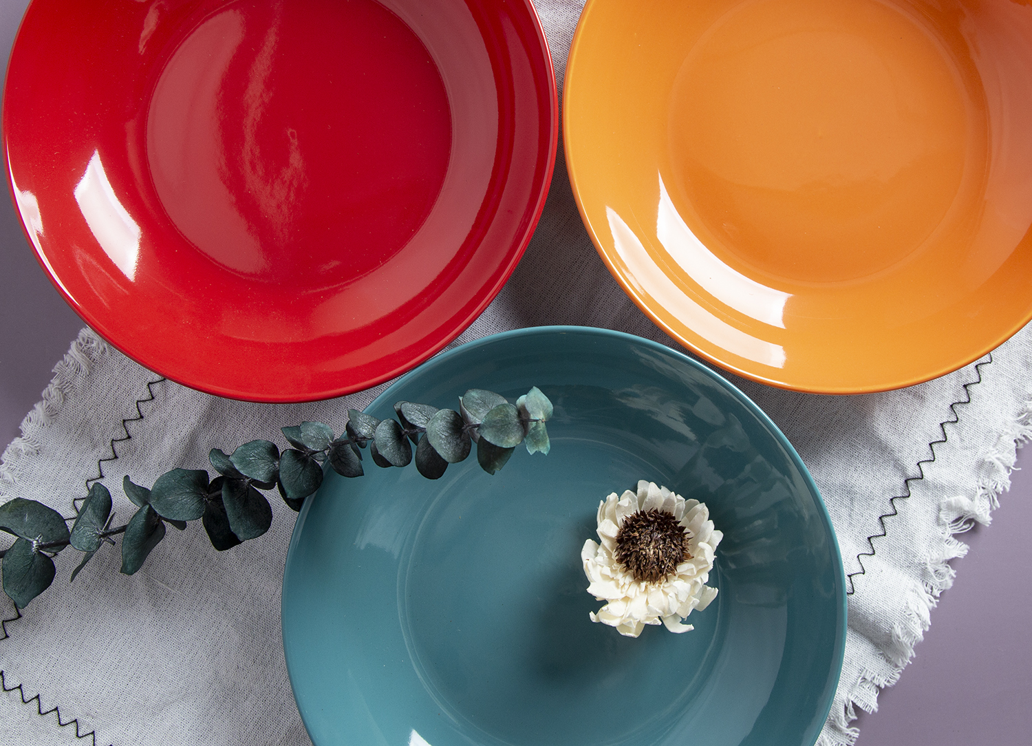 CHANGSHA HAPPY GO  Vintage Italian-Style Printed White Porcelain Dinnerware with Gold Accents and Floral Decals  |Dopamine Series Ceramics  |happygodinnerware.com
