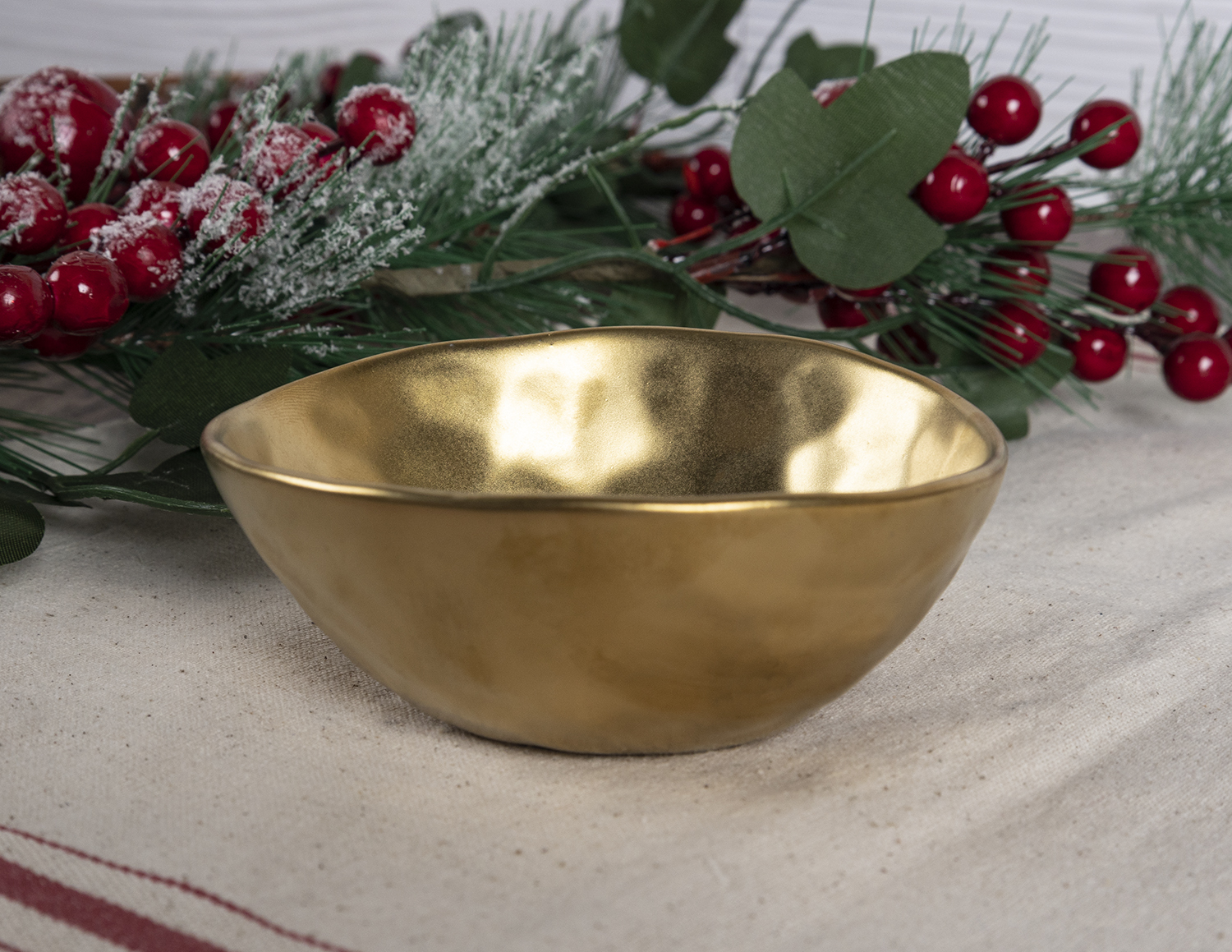 CHANGSHA HAPPY GO Matte Gold Hammered Finish Bone China Dinner Plate Set for Elegant Western Cuisine Display |happygodinnerware.com