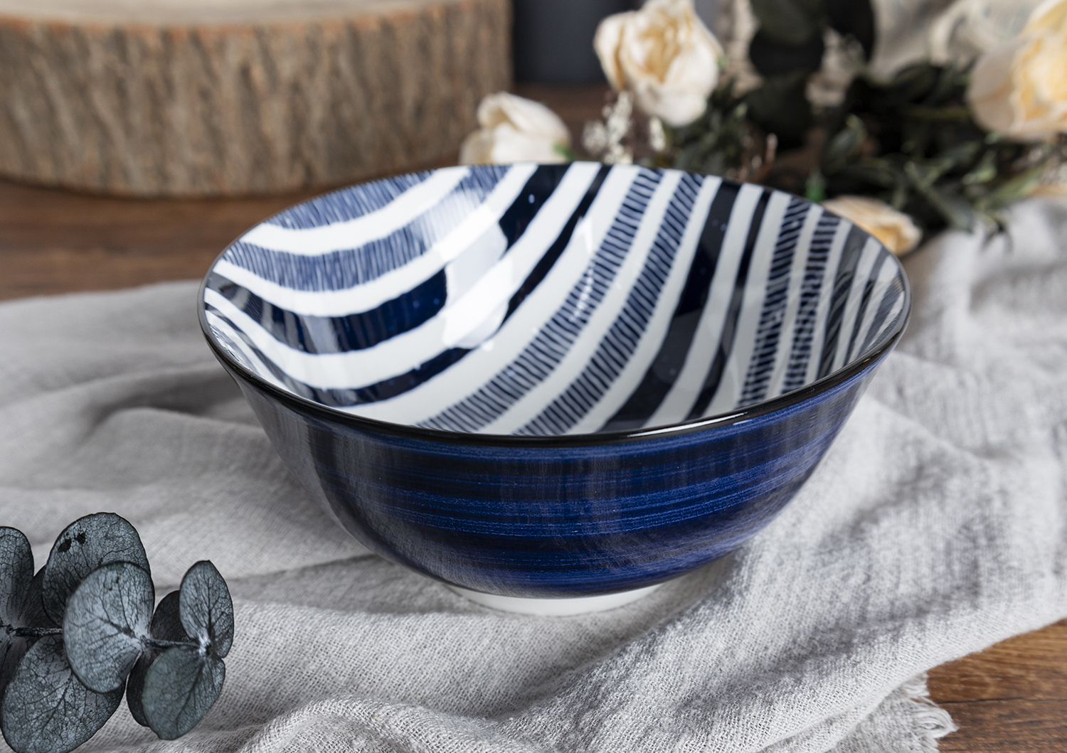 CHANGSHA HAPPY GO  Contemporary Blue and White Contrast Porcelain Dinnerware Set with Artistic Line Designs   |happygodinnerware.com