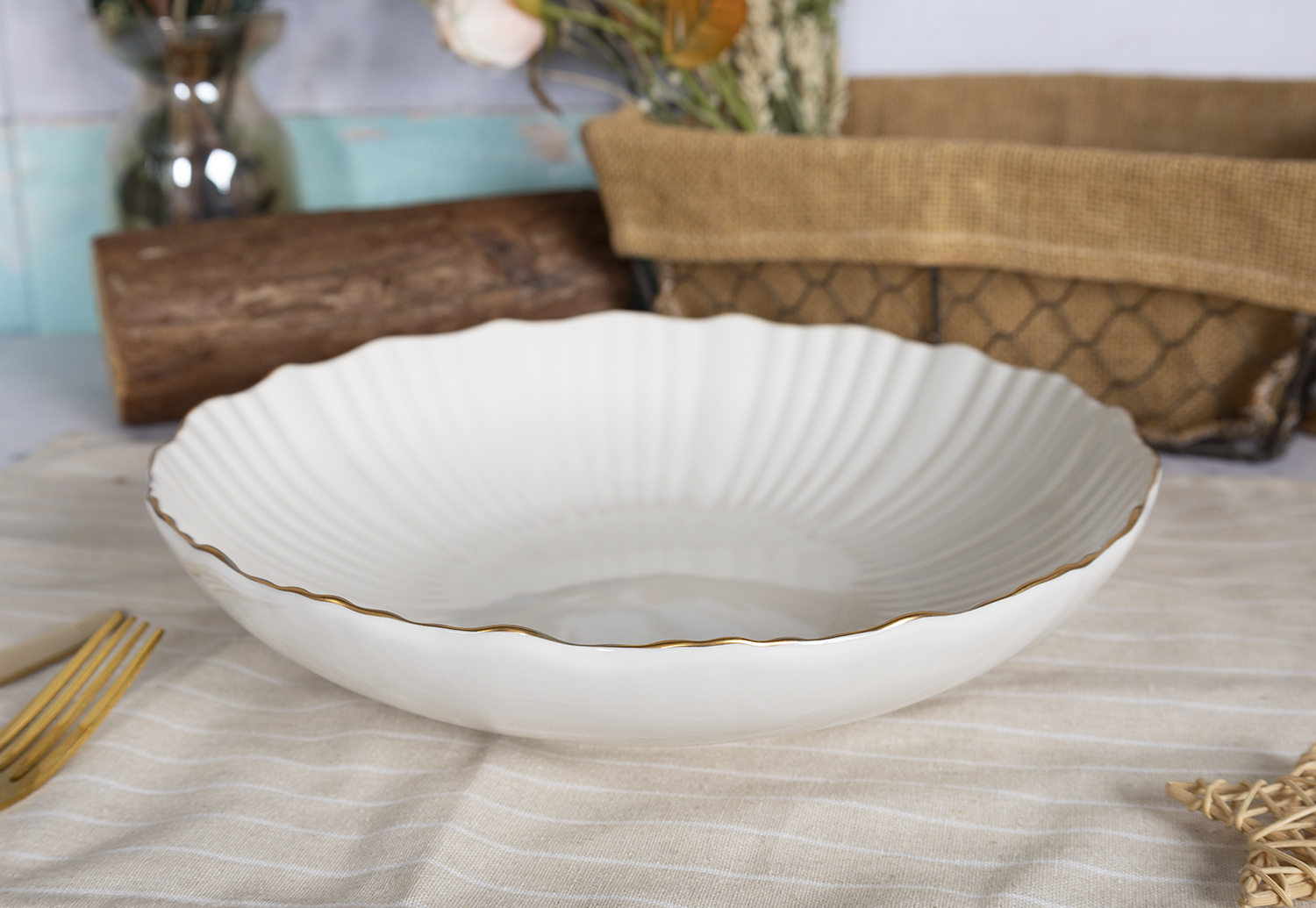 CHANGSHA HAPPY GO Elegant White Porcelain Embossed Dinnerware Set with Petal-Shaped Relief Design |happygodinnerware.com