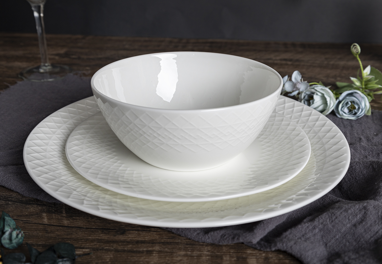 CHANGSHA HAPPY GO Diamond-Pattern Embossed Bone China Dinner Set with Glossy Finish for Luxury Kitchen and Restaurant Use |happygodinnerware.com