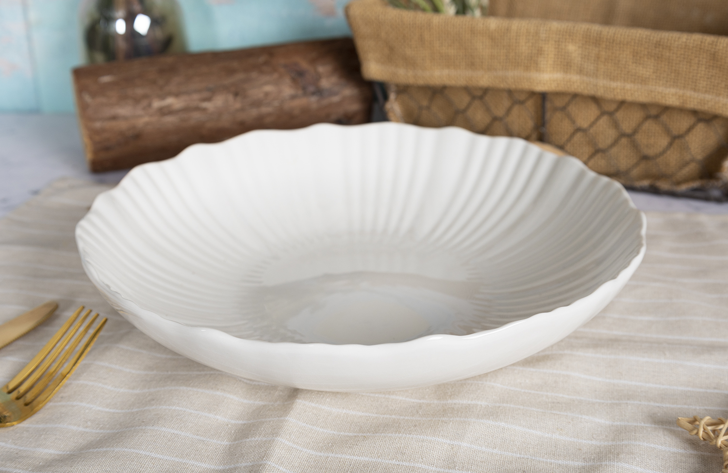 CHANGSHA HAPPY GO Elegant White Porcelain Embossed Dinnerware Set with Petal-Shaped Relief Design |happygodinnerware.com
