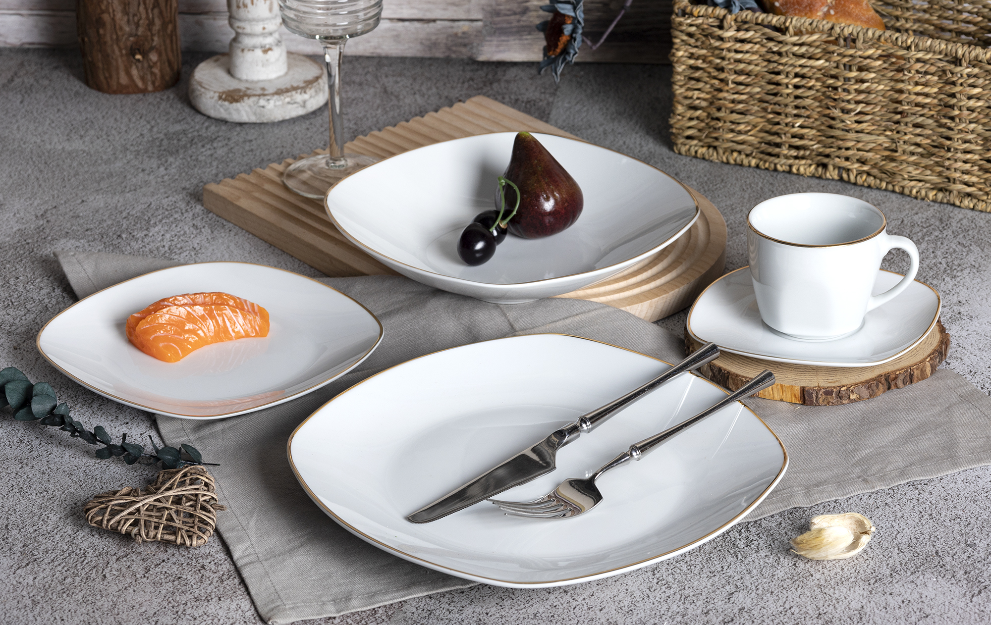 CHANGSHA HAPPY GO  Classic Square-Shaped White Porcelain Dinnerware Featuring Gilded Rim Accents |happygodinnerware.com