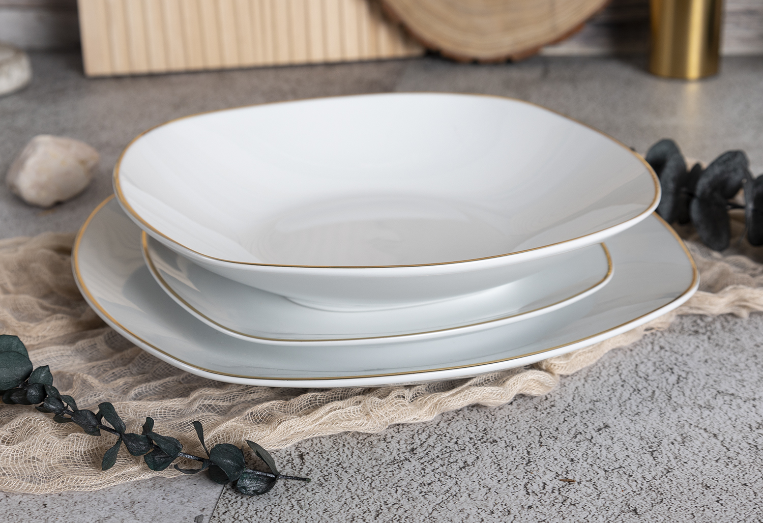 CHANGSHA HAPPY GO  Classic Square-Shaped White Porcelain Dinnerware Featuring Gilded Rim Accents |happygodinnerware.com