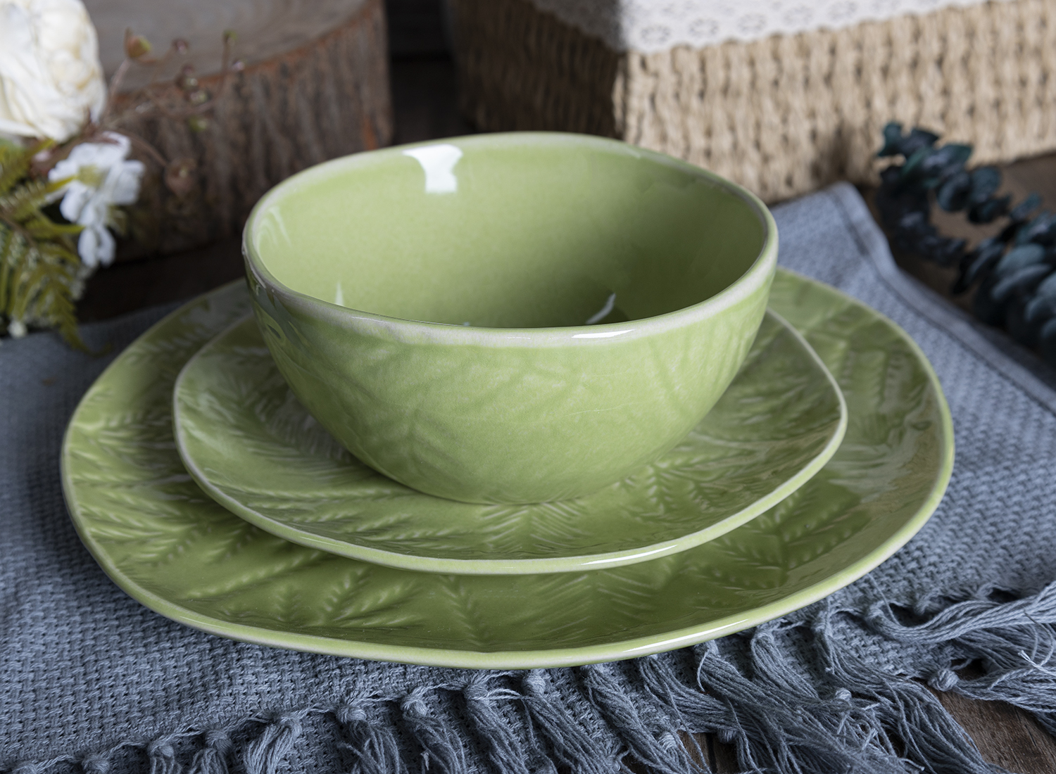 CHANGSHA HAPPY GO Handcrafted Reactive Glaze Stoneware Tableware Set in Warm Ivory and Speckled Green with Organic Finish |Dopamine Series Ceramics |happygodinnerware.com
