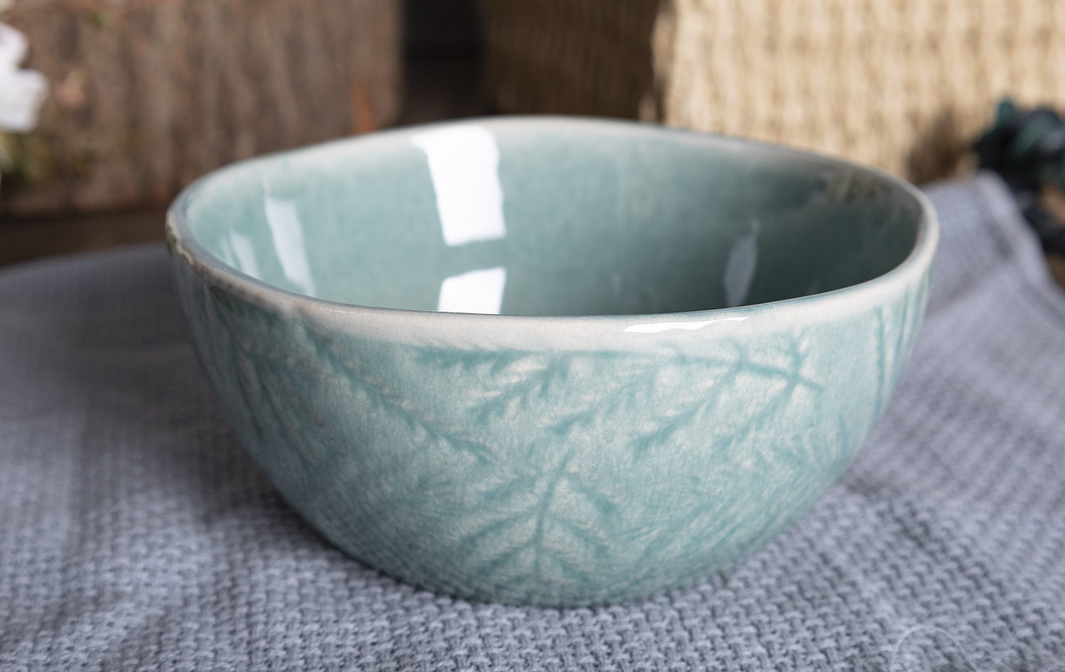 CHANGSHA HAPPY GO Handcrafted Reactive Glaze Stoneware Tableware Set in Warm Ivory and Speckled Green with Organic Finish |Dopamine Series Ceramics |happygodinnerware.com