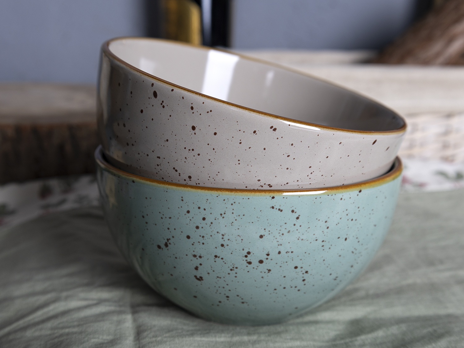 CHANGSHA HAPPY GO Rustic Speckled Stoneware Dinner Set with Dual-Color Reactive Glaze and Earthy Gold Rim |happygodinnerware.com