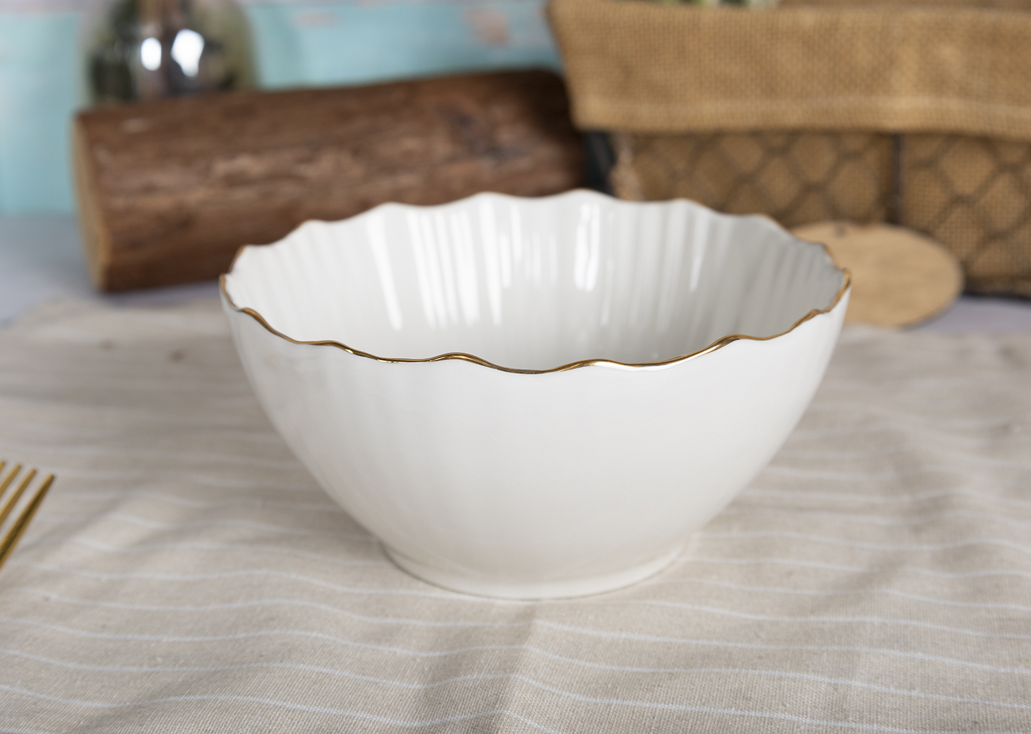 CHANGSHA HAPPY GO Elegant White Porcelain Embossed Dinnerware Set with Petal-Shaped Relief Design |happygodinnerware.com