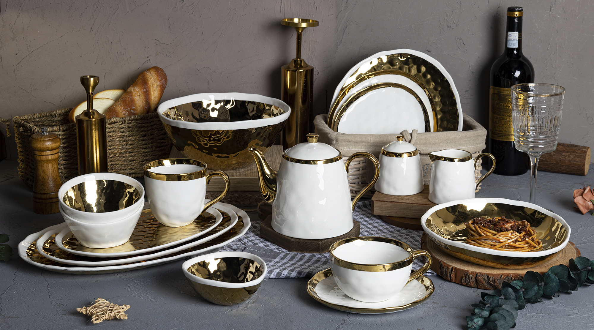 CHANGSHA HAPPY GO Full Electroplated Gold Hammered Bone China Dinnerware Set for Banquet and Holiday Table Decor |happygodinnerware.com