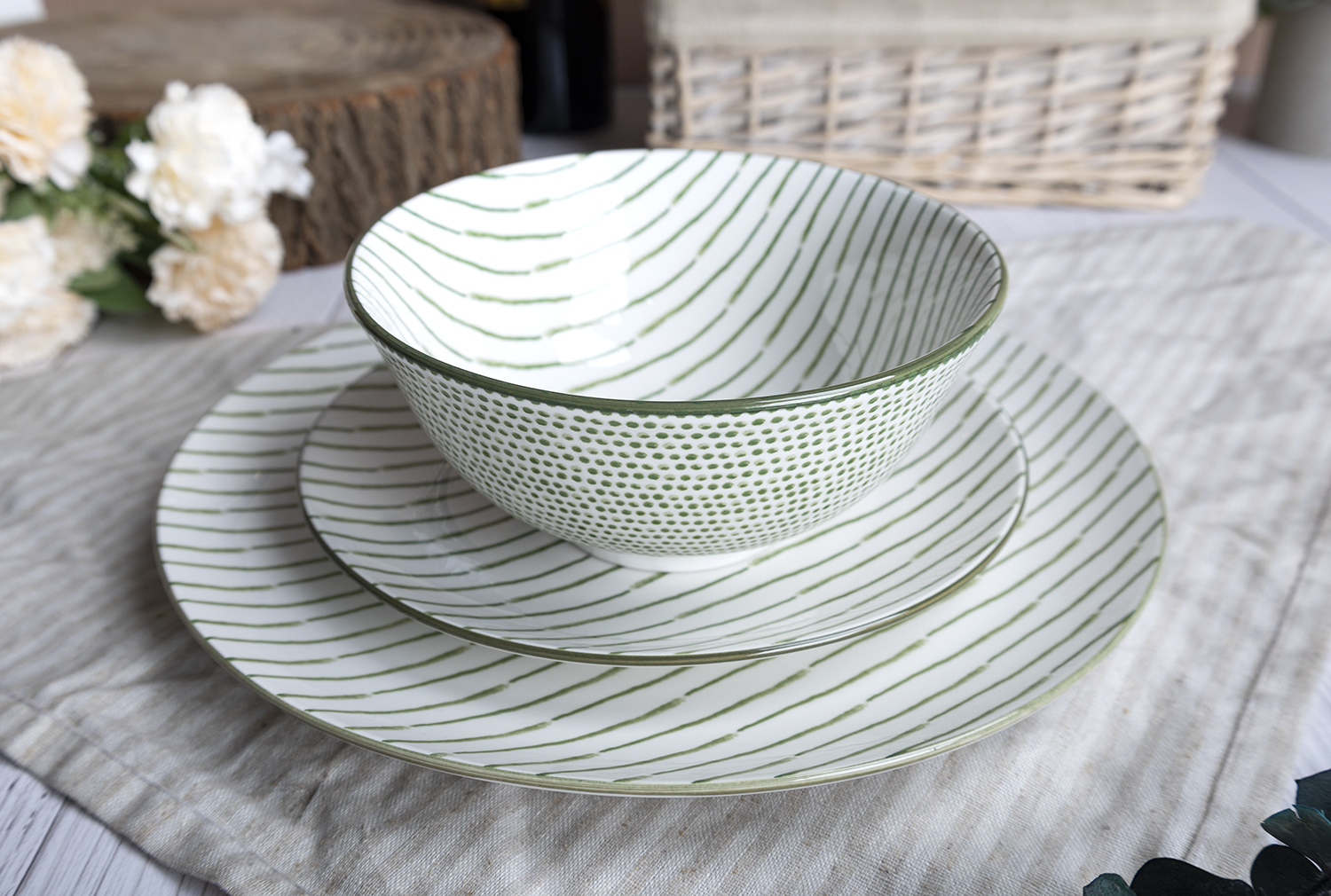 CHANGSHA HAPPY GO Botanical Green Leaf Printed White Porcelain Dinnerware Set with Nature-Inspired Patterns  |happygodinnerware.com