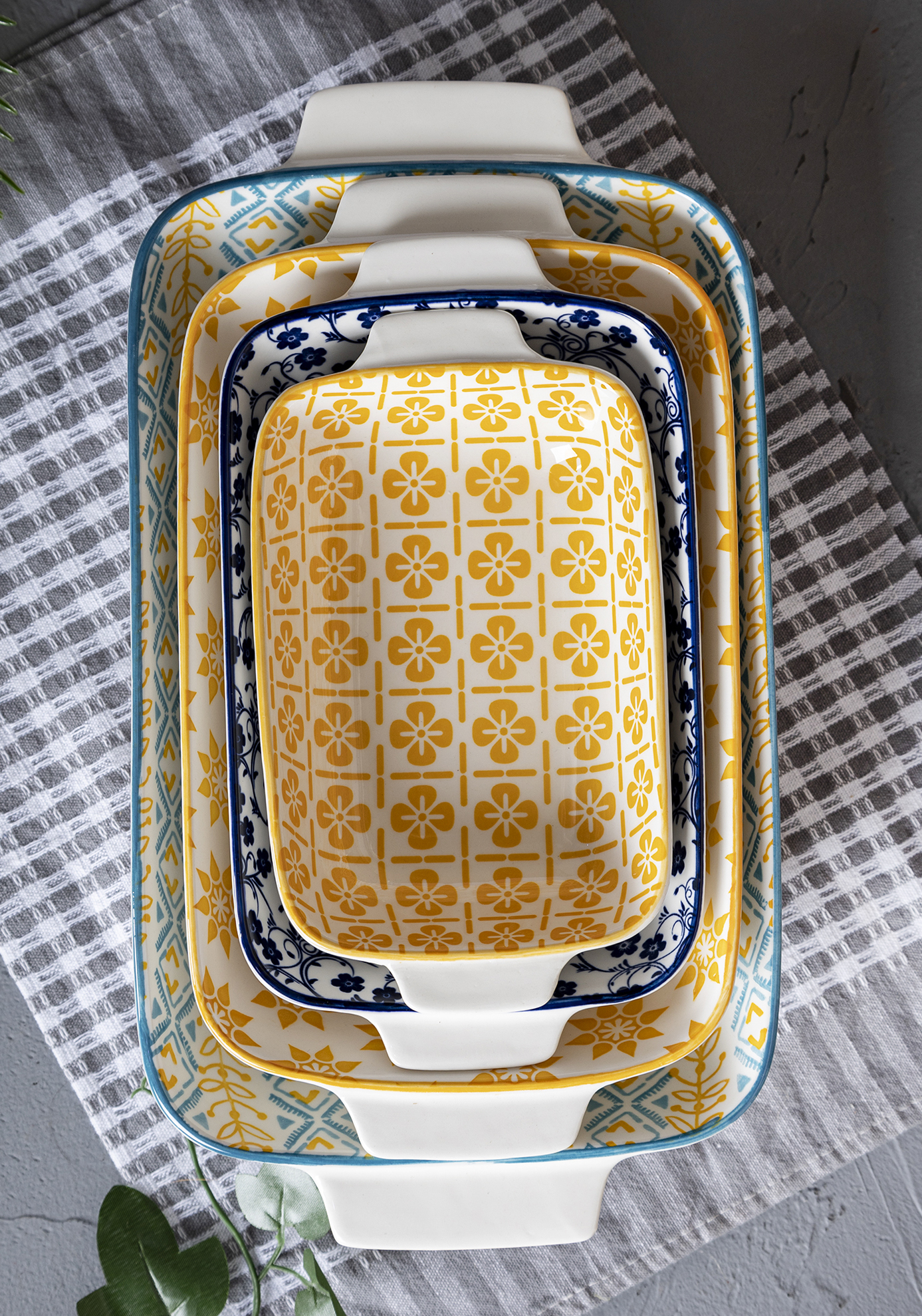 CHANGSHA HAPPY GO Colorful Floral Printed White Porcelain Rectangular Bakeware Dish Set – Oven-Safe Ceramic Baking Trays with Handles |happygodinnerware.com