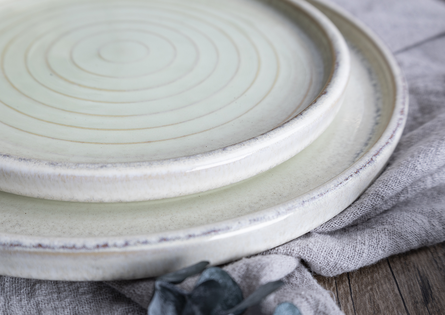CHANGSHA HAPPY GO  Modern Reactive Glaze Stoneware Dinner Set in Soft Mint Green with Faded Rim Accents  |happygodinnerware.com