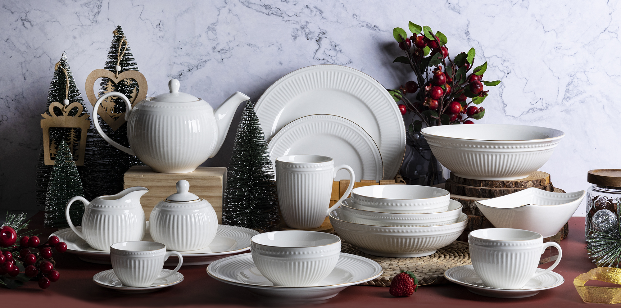 CHANGSHA HAPPY GO Luxury White Embossed Bone China Dinnerware Set with Gold Rim and Vertical Fluted Pattern |happygodinnerware.com