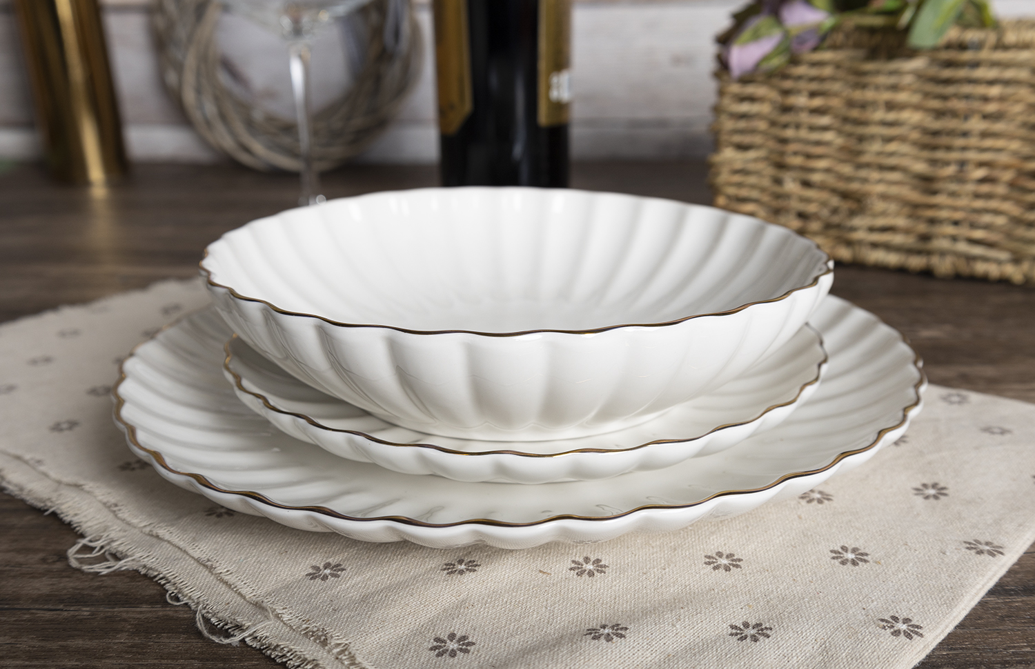 CHANGSHA HAPPY GO Elegant Gold Rim Scalloped White Porcelain Dinnerware Set – Premium Embossed Tableware for Classic Dining |happygodinnerware.com