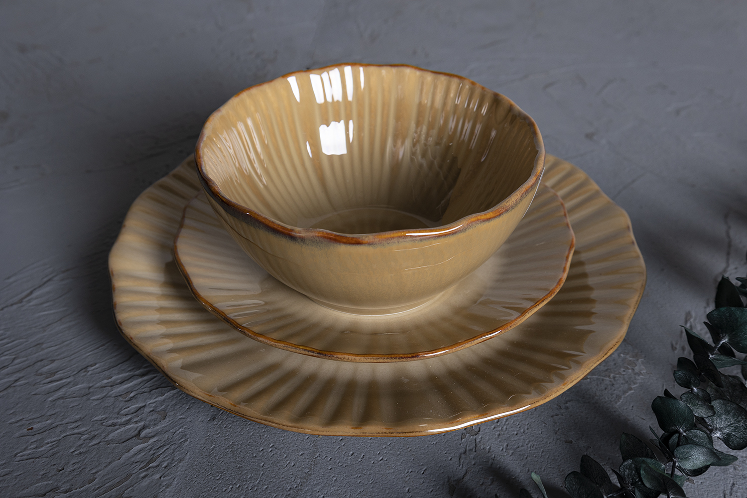 CHANGSHA HAPPY GO Porcelain Embossed Reactive Glaze Dinnerware Set with Petal Relief and Colorful Accents |happygodinnerware.com