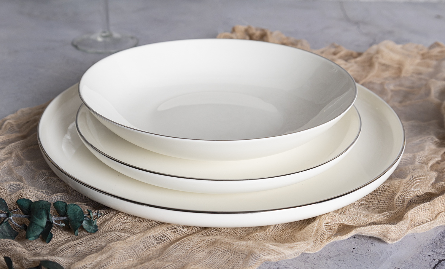 CHANGSHA HAPPY GO Classic Porcelain Dinnerware Set with Silver Accent – Timeless White Tableware for Sophisticated Dining Occasions |happygodinnerware.com