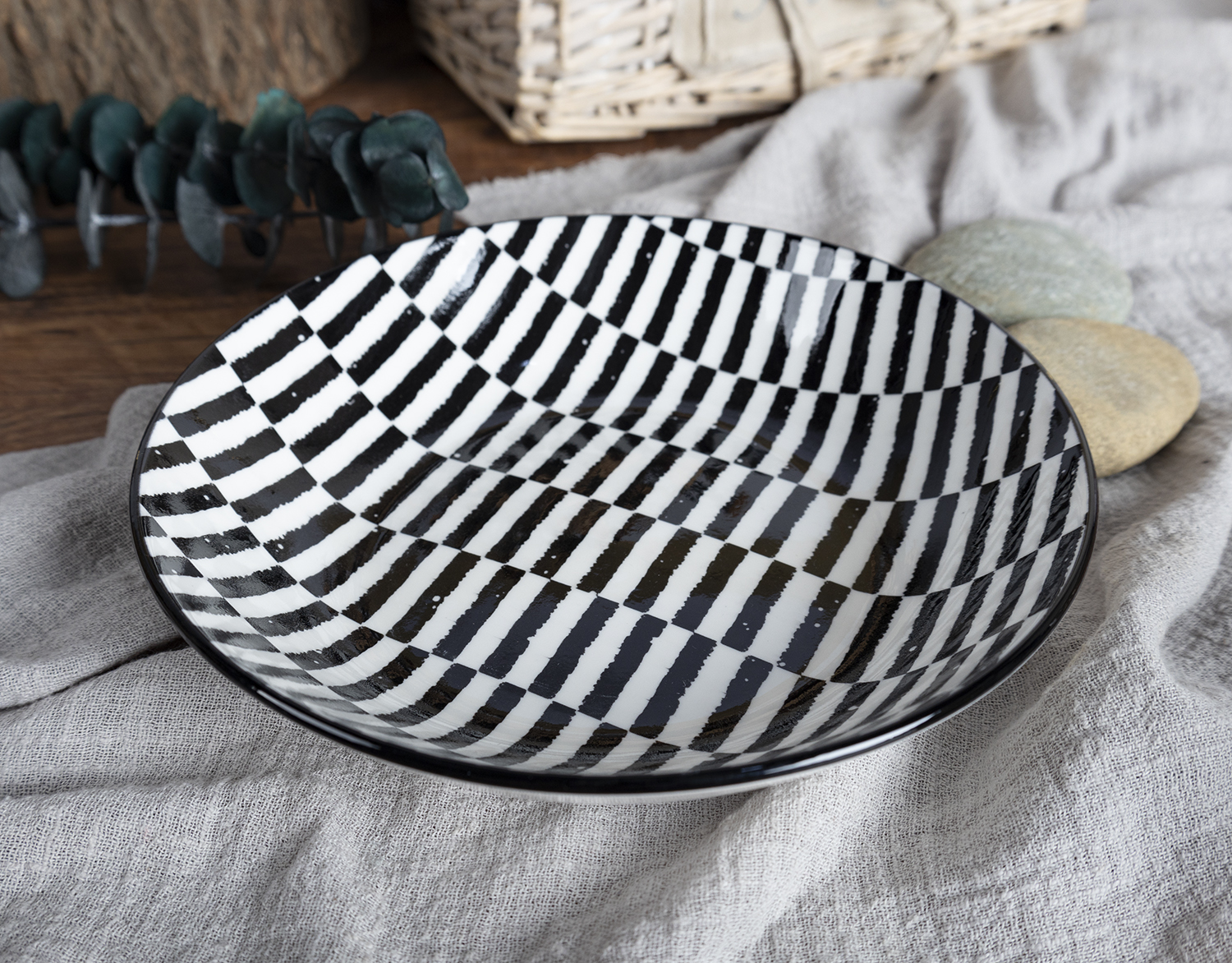 CHANGSHA HAPPY GO  Modern Black and White Contrast Porcelain Dinnerware Set with Bold Graphic Patterns   |happygodinnerware.com
