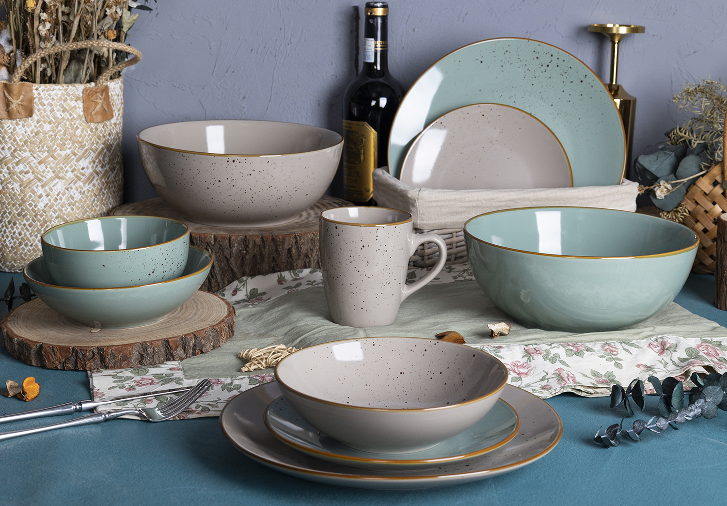 CHANGSHA HAPPY GO Rustic Speckled Stoneware Dinner Set with Dual-Color Reactive Glaze and Earthy Gold Rim |happygodinnerware.com