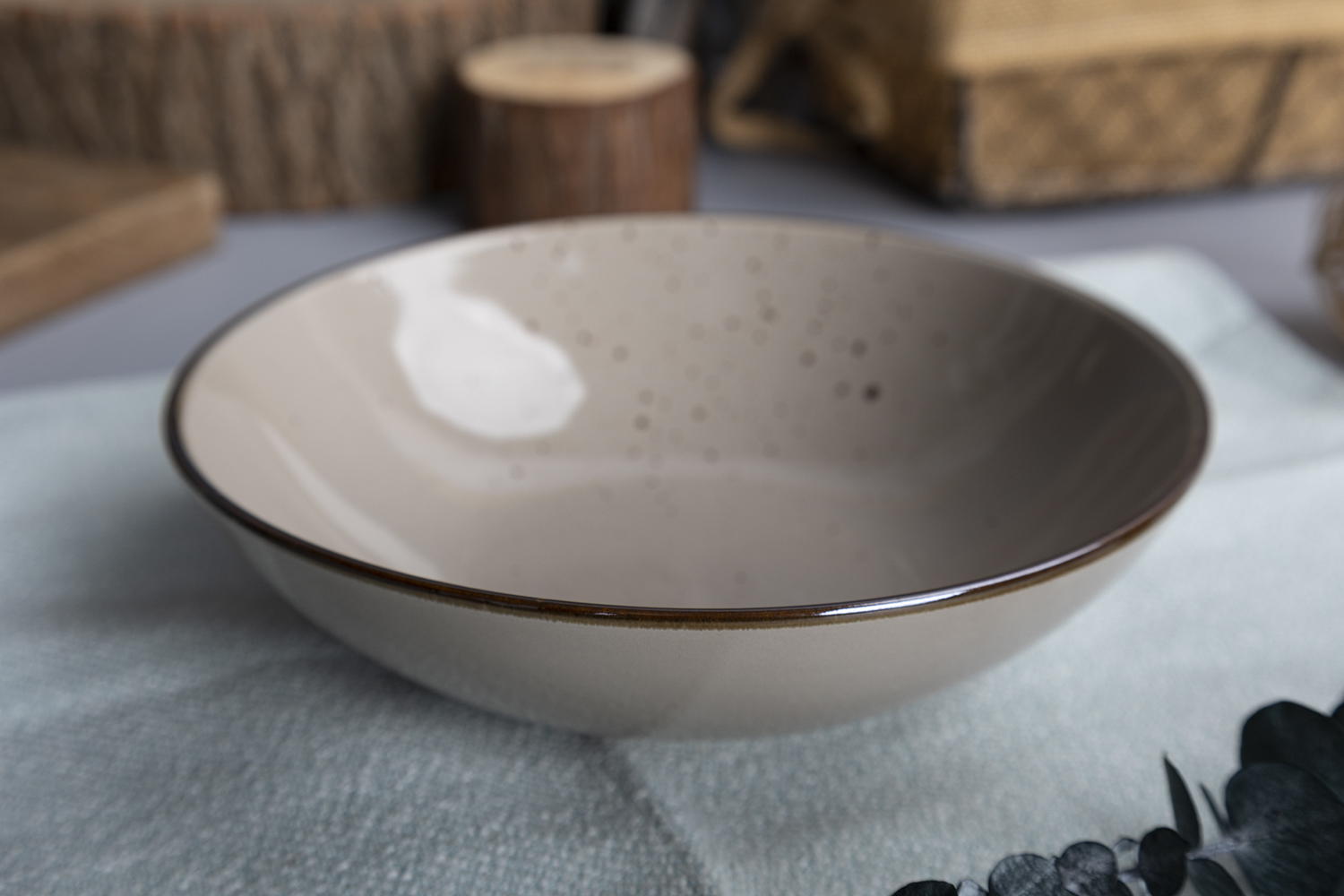 CHANGSHA HAPPY GO Two-Tone Reactive Glaze Stoneware Dinnerware Set with Speckled Finish and Metallic Rim Accent |happygodinnerware.com