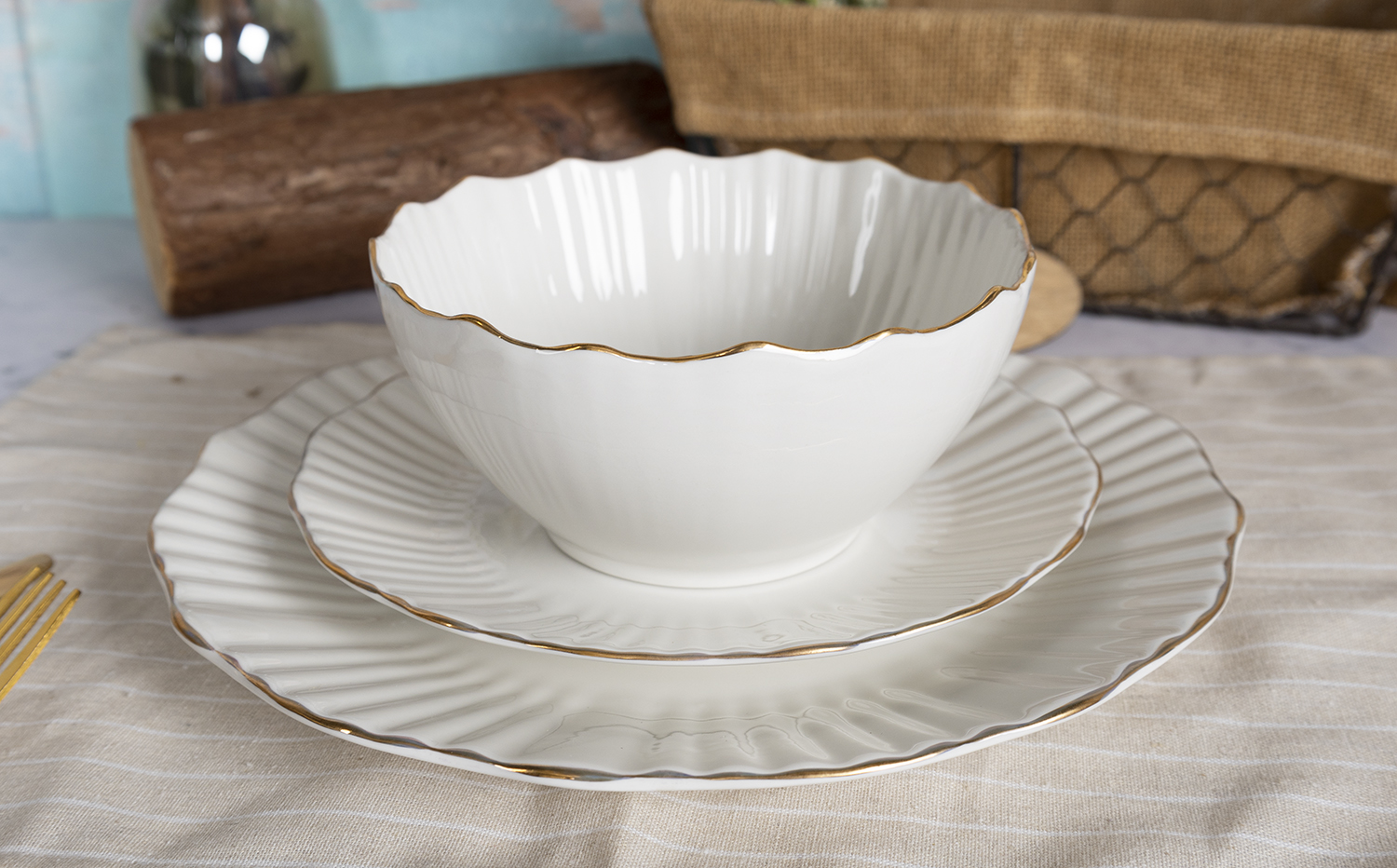 CHANGSHA HAPPY GO Elegant White Porcelain Embossed Dinnerware Set with Petal-Shaped Relief Design |happygodinnerware.com