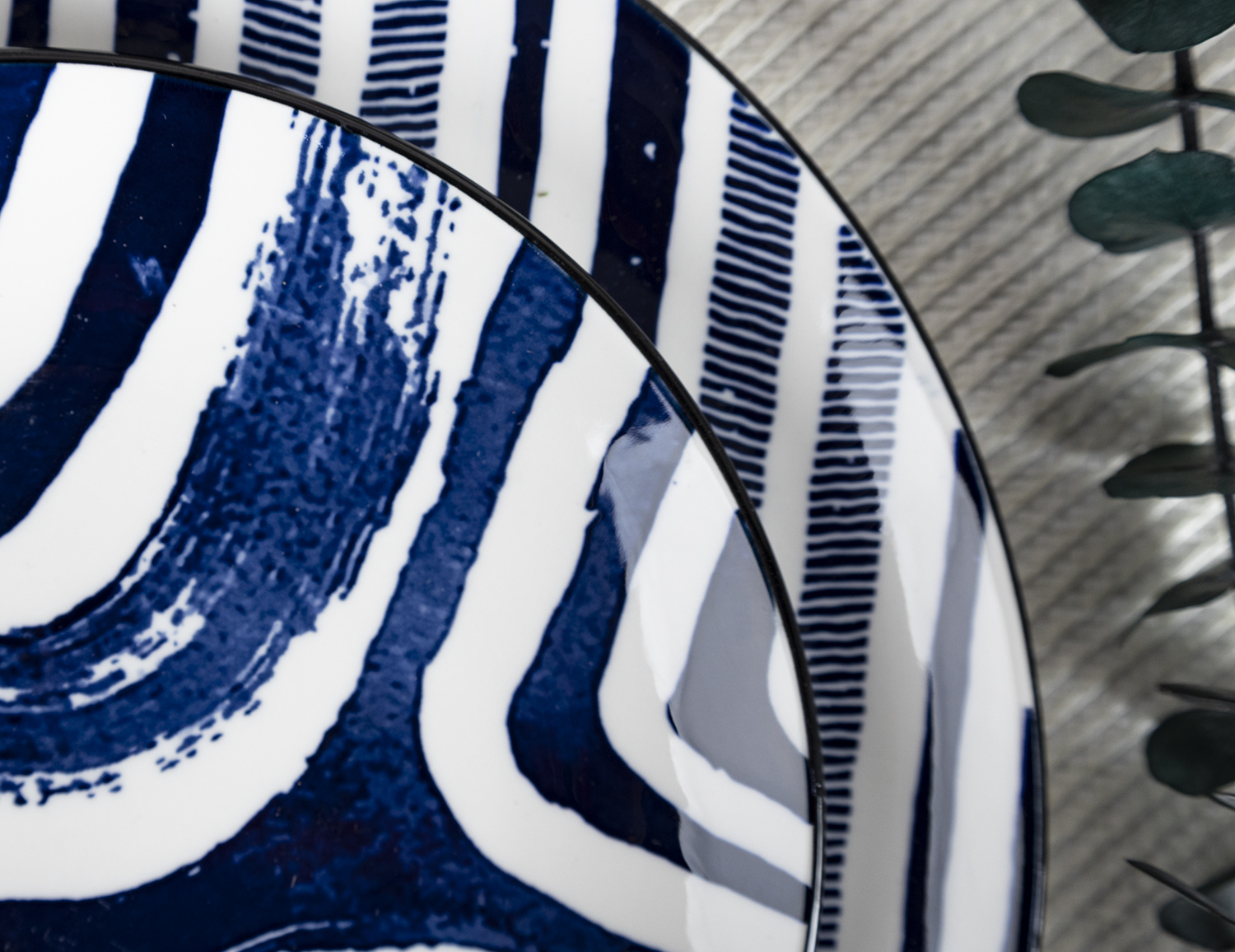 CHANGSHA HAPPY GO  Contemporary Blue and White Contrast Porcelain Dinnerware Set with Artistic Line Designs   |happygodinnerware.com