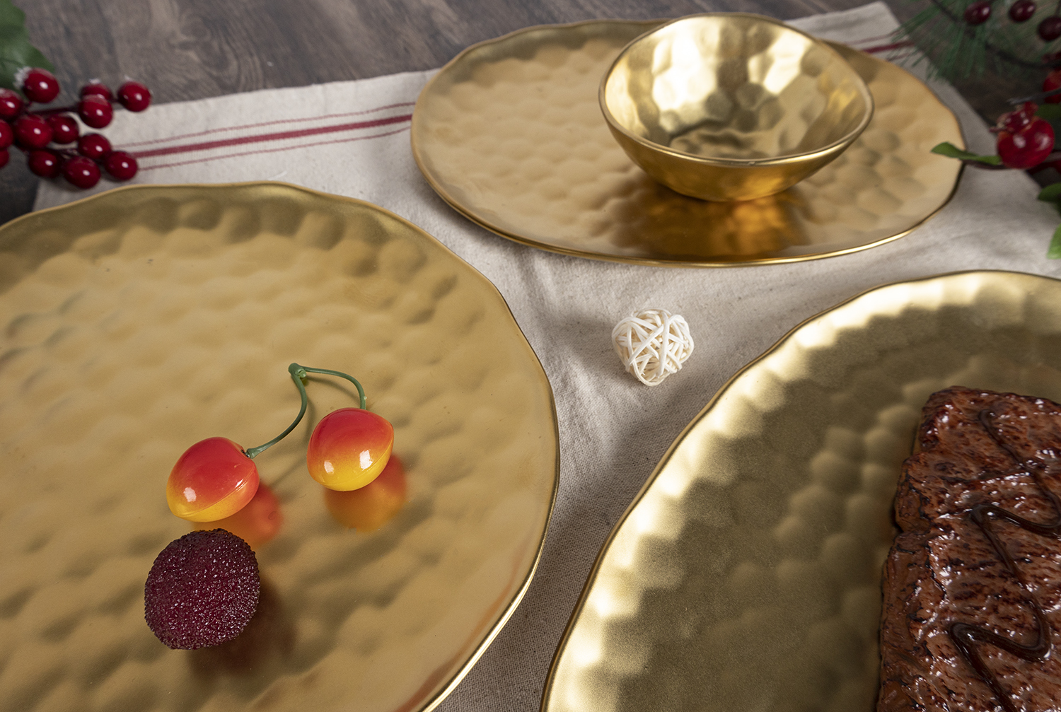 CHANGSHA HAPPY GO Matte Gold Hammered Finish Bone China Dinner Plate Set for Elegant Western Cuisine Display |happygodinnerware.com