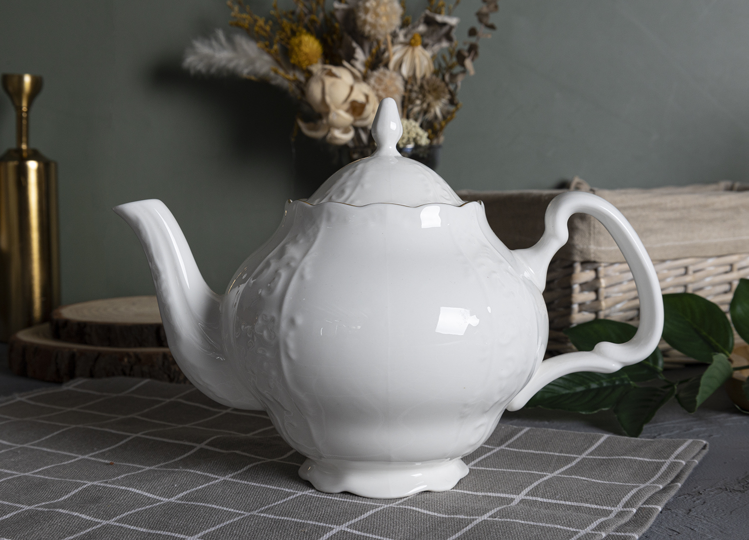 CHANGSHA HAPPY GO  Luxurious White Bone China Embossed Dinnerware with Gold Rim – Wedding Gift Table Set from Changsha Happy Go |happygodinnerware.com