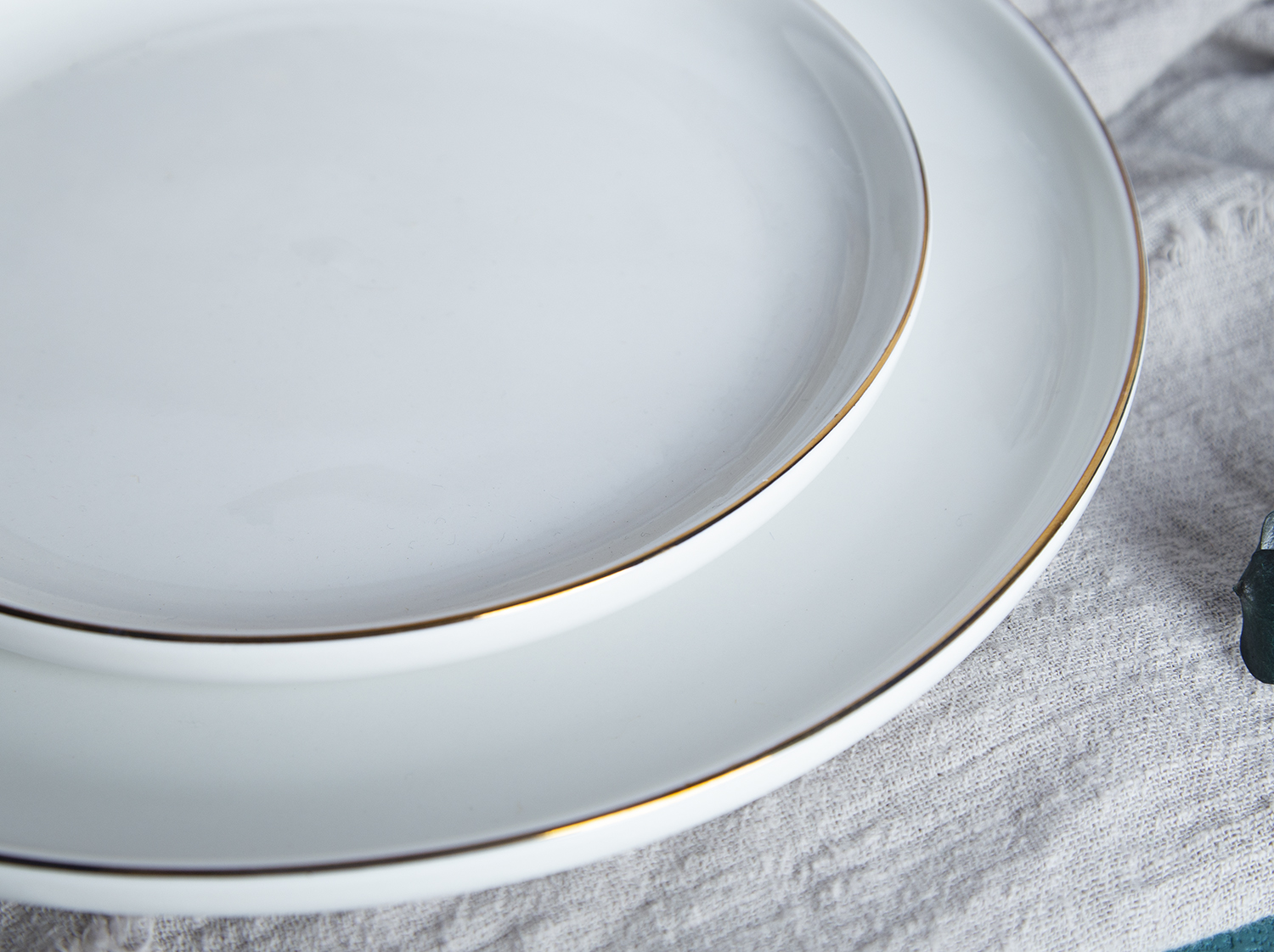 CHANGSHA HAPPY GO White Porcelain Dinnerware Set with Gold Rim | happygodinnerware.com