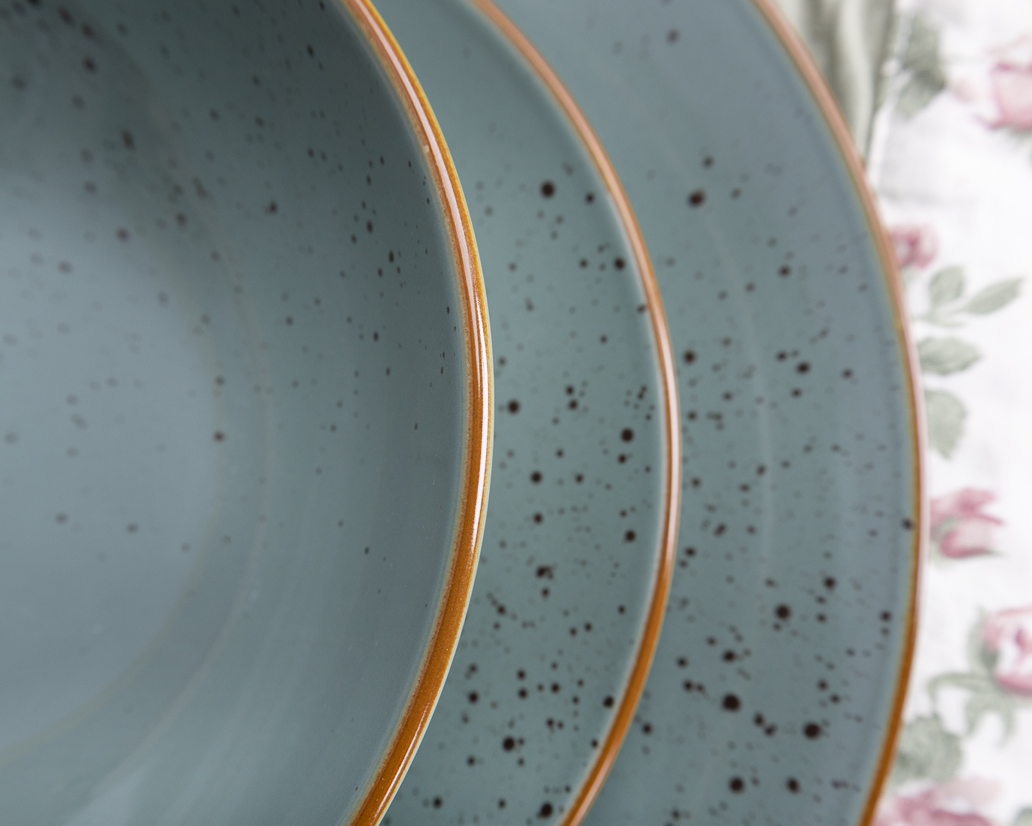 CHANGSHA HAPPY GO Rustic Speckled Stoneware Dinner Set with Dual-Color Reactive Glaze and Earthy Gold Rim |happygodinnerware.com
