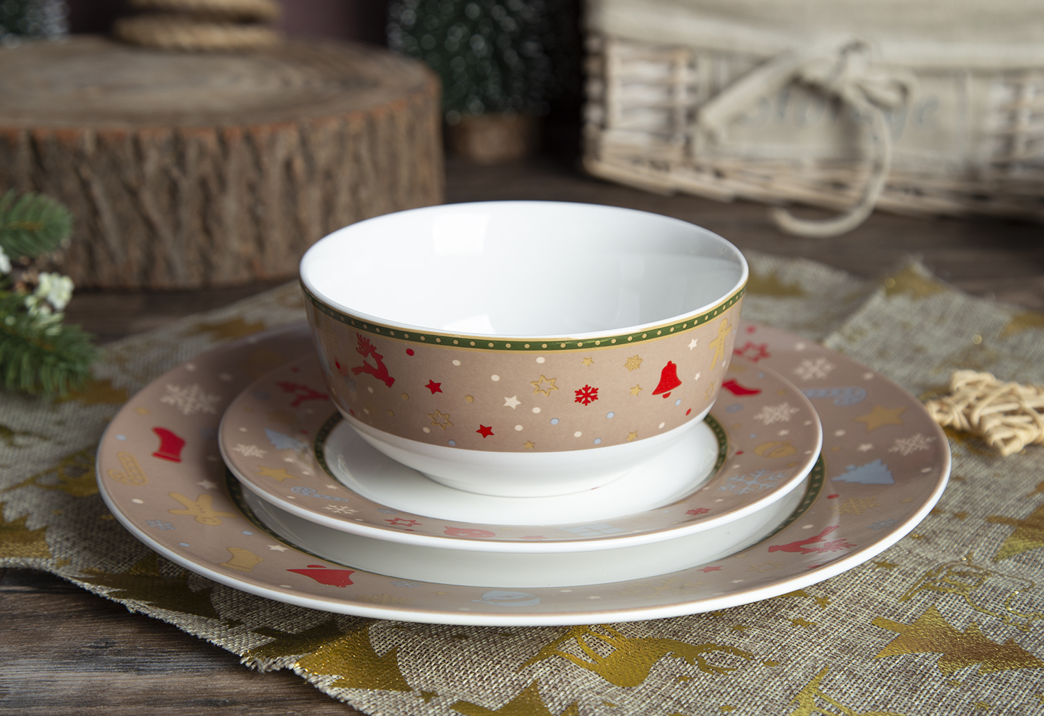 CHANGSHA HAPPY GO White Porcelain Christmas Dinnerware with Decal Art, Festive Design | happygodinnerware.com