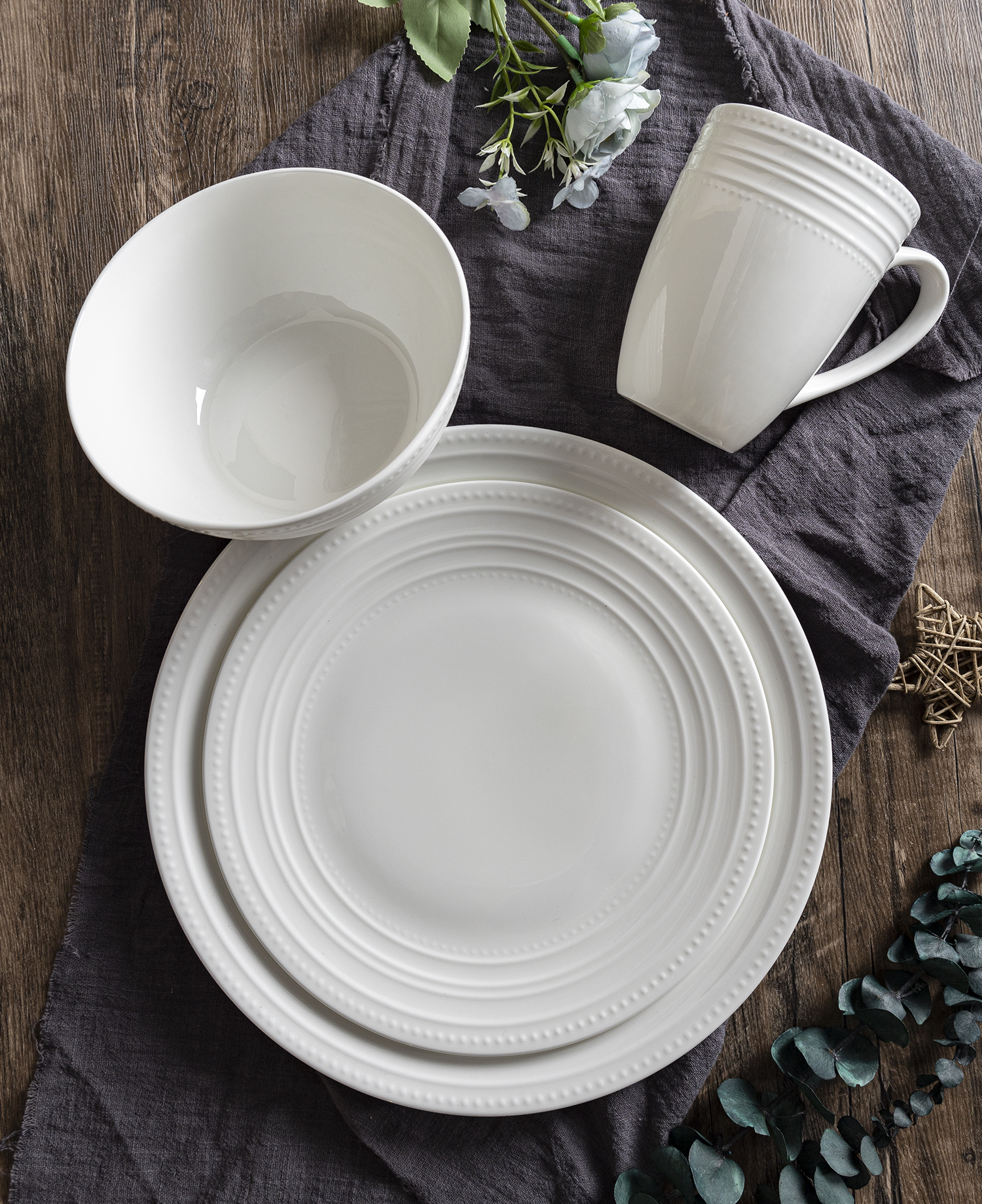 CHANGSHA HAPPY GO Elegant Fine Bone China Dinnerware Set with Collar-Style Embossed Rim for Contemporary Dining  |happygodinnerware.com