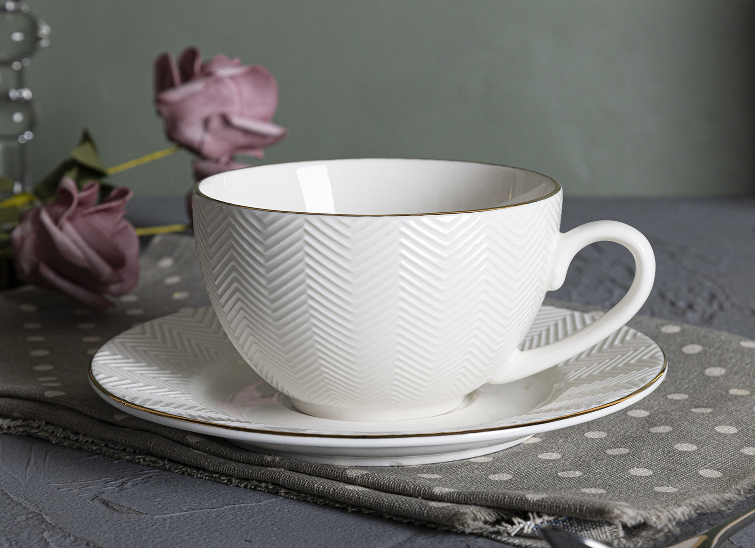 CHANGSHA HAPPY GO  Chevron Embossed Bone China Dinnerware Set with Elegant Gold Rim – Modern Minimalist Design  |happygodinnerware.com