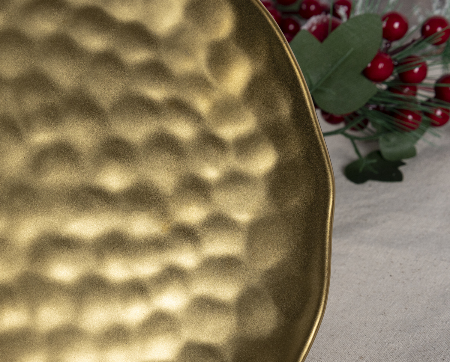 CHANGSHA HAPPY GO Matte Gold Hammered Finish Bone China Dinner Plate Set for Elegant Western Cuisine Display |happygodinnerware.com