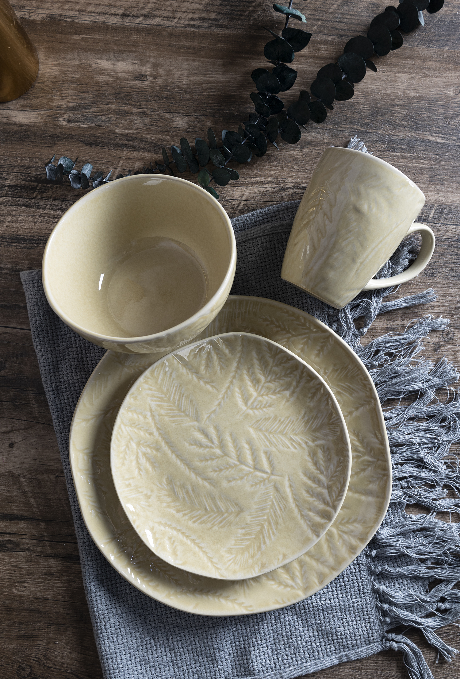 CHANGSHA HAPPY GO Handcrafted Reactive Glaze Stoneware Tableware Set in Warm Ivory and Speckled Green with Organic Finish |Dopamine Series Ceramics |happygodinnerware.com