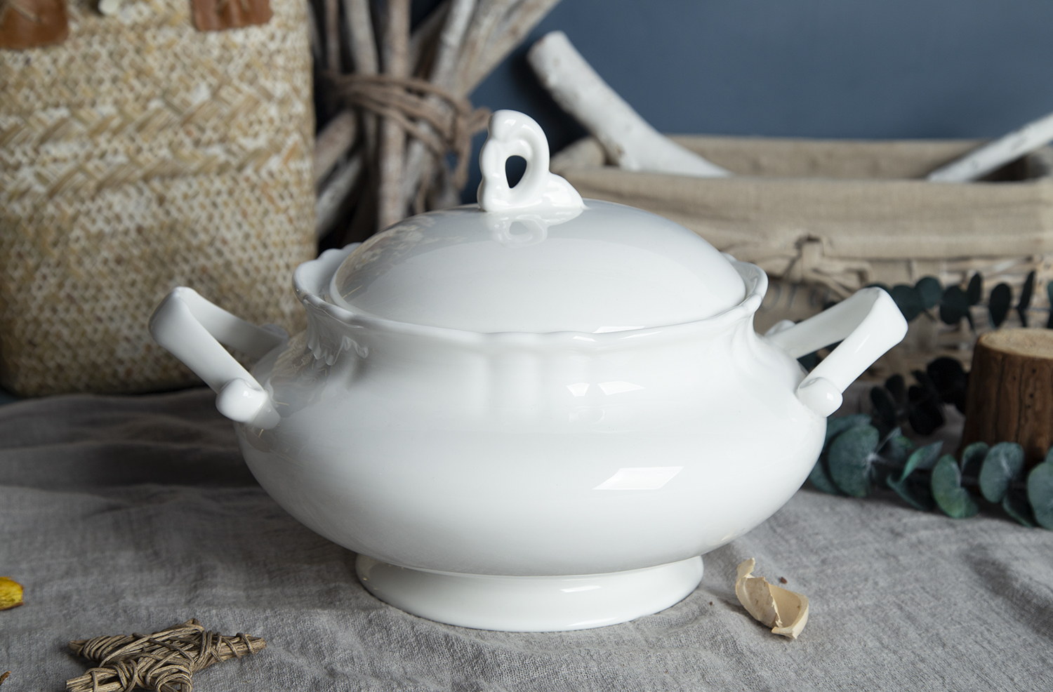 CHANGSHA HAPPY GO Royal Scallop-Edge Embossed Bone China Soup Tureen & Plate Collection | happygodinnerware.com