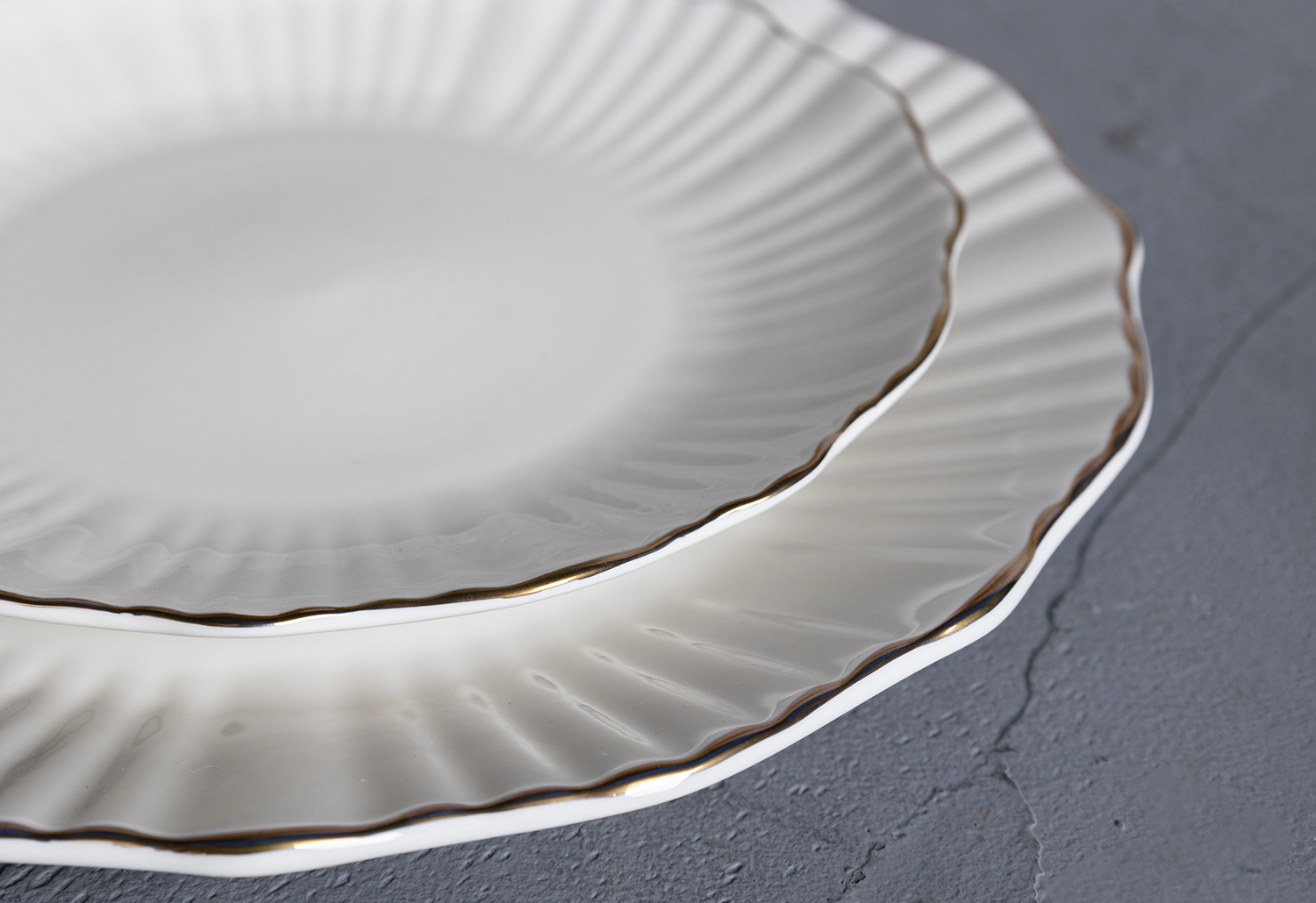 CHANGSHA HAPPY GO Porcelain Embossed Reactive Glaze Dinnerware Set with Petal Relief and Colorful Accents |happygodinnerware.com