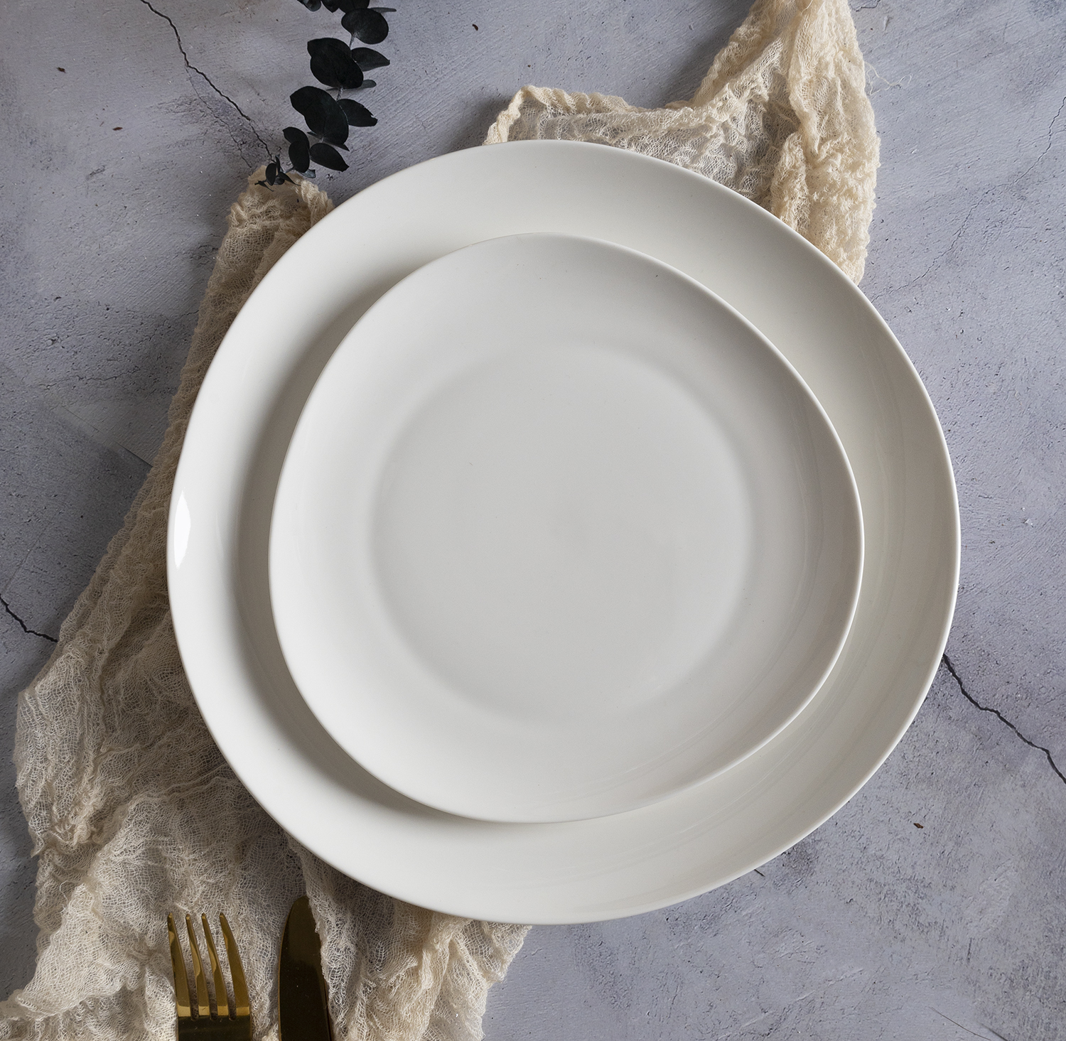CHANGSHA HAPPY GO Creative Geometric Shape Bone China Dinnerware Set with Smooth White Finish for Modern Table Setting |happygodinnerware.com