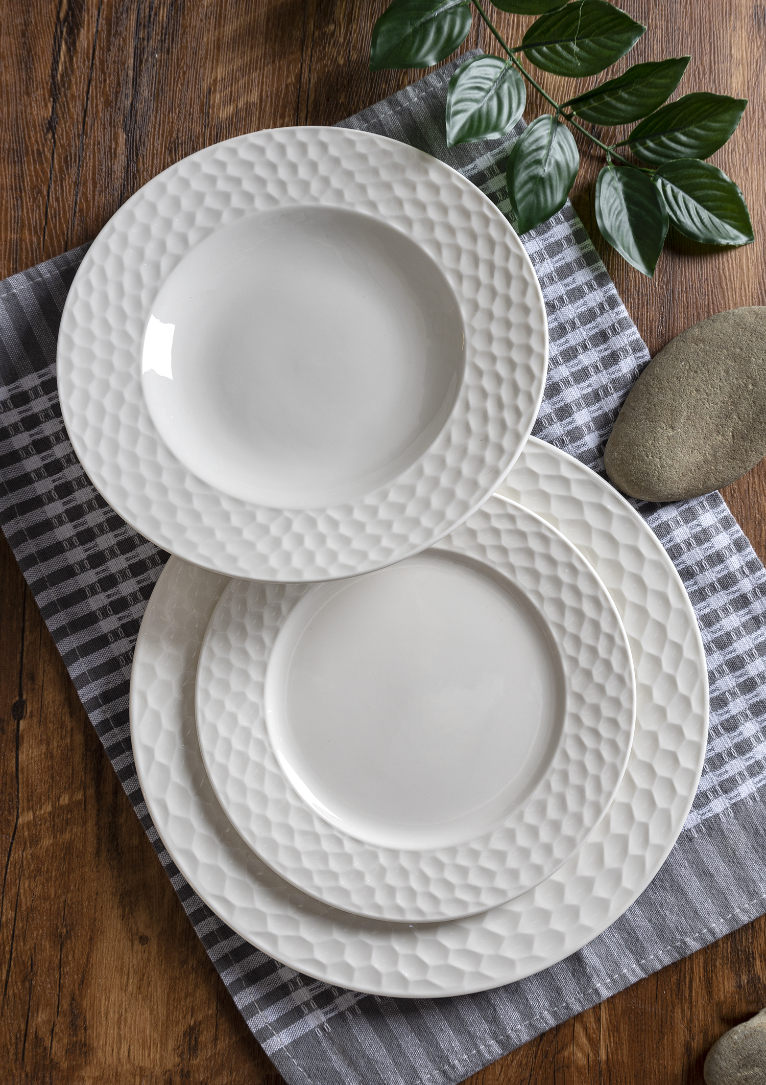 CHANGSHA HAPPY GO Water Cube 20 Piece Elegant Embossed White Bone China Dinnerware Set – Plates, Bowls, Cups |happygodinnerware.com
